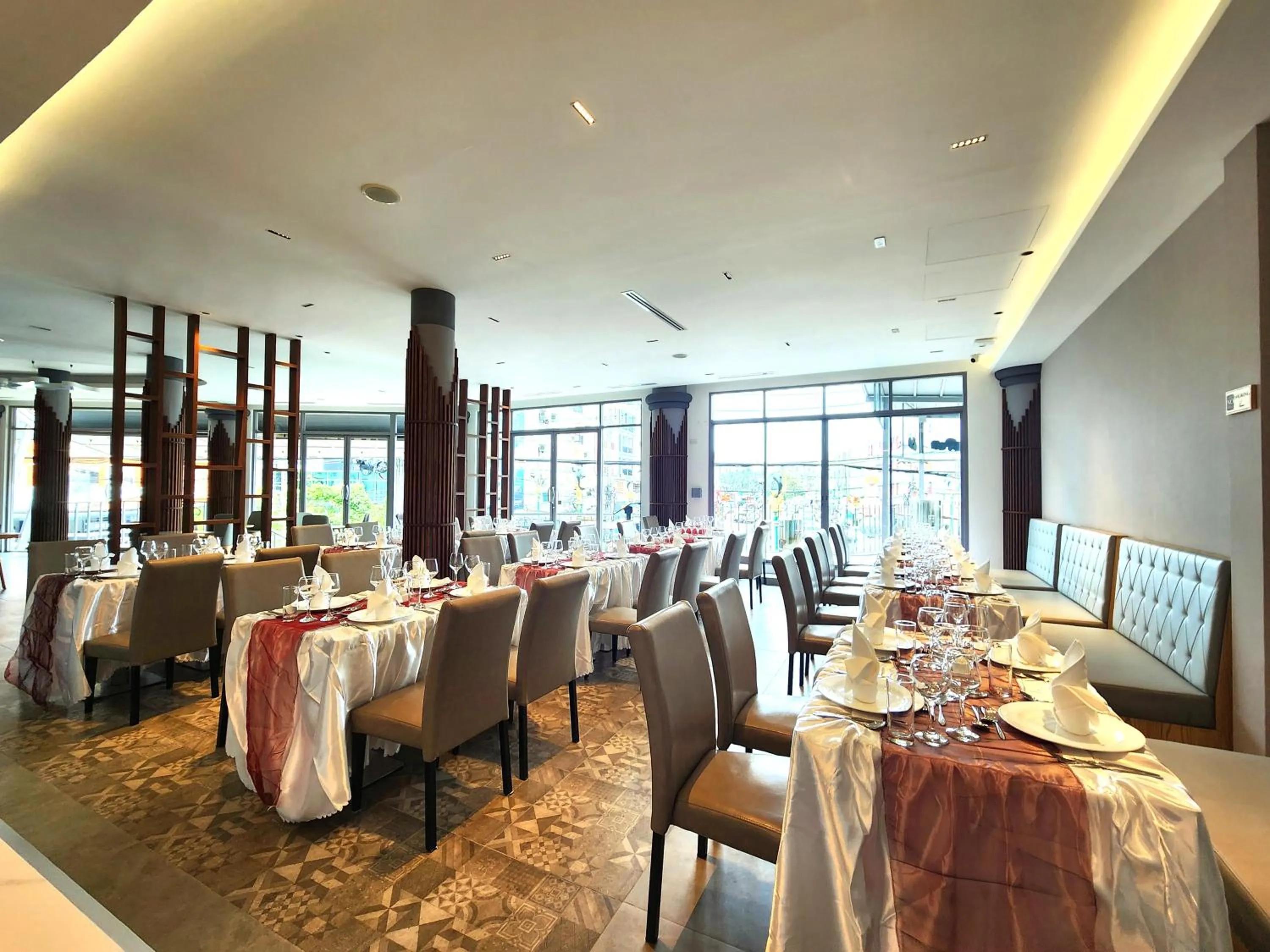 Restaurant/places to eat in Zo Amalthea Hotel