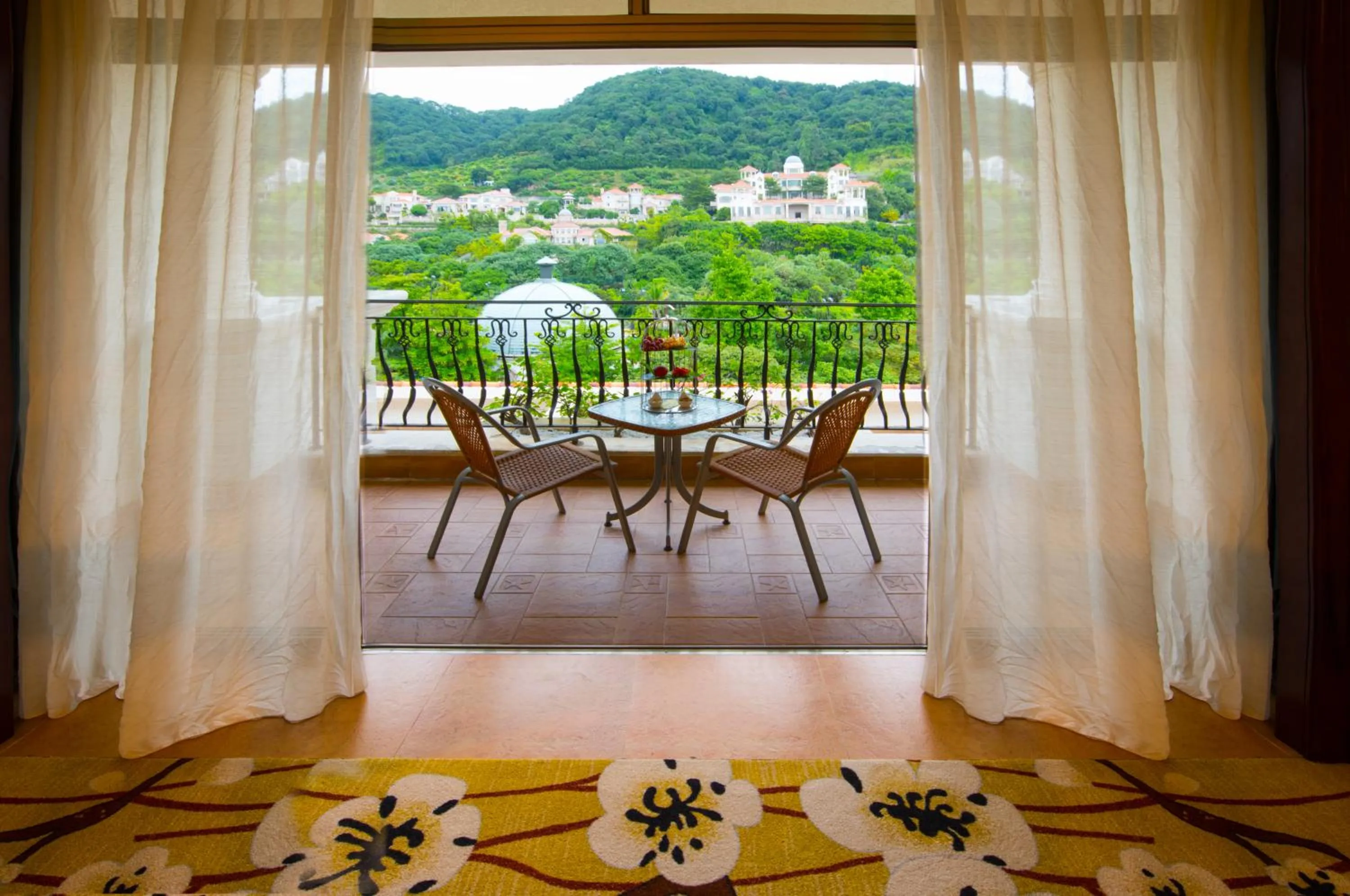 Balcony/Terrace in Guangzhou Phoenix City Hotel-Free Shuttle for Canton Fair 15th Oct to 5th Nov