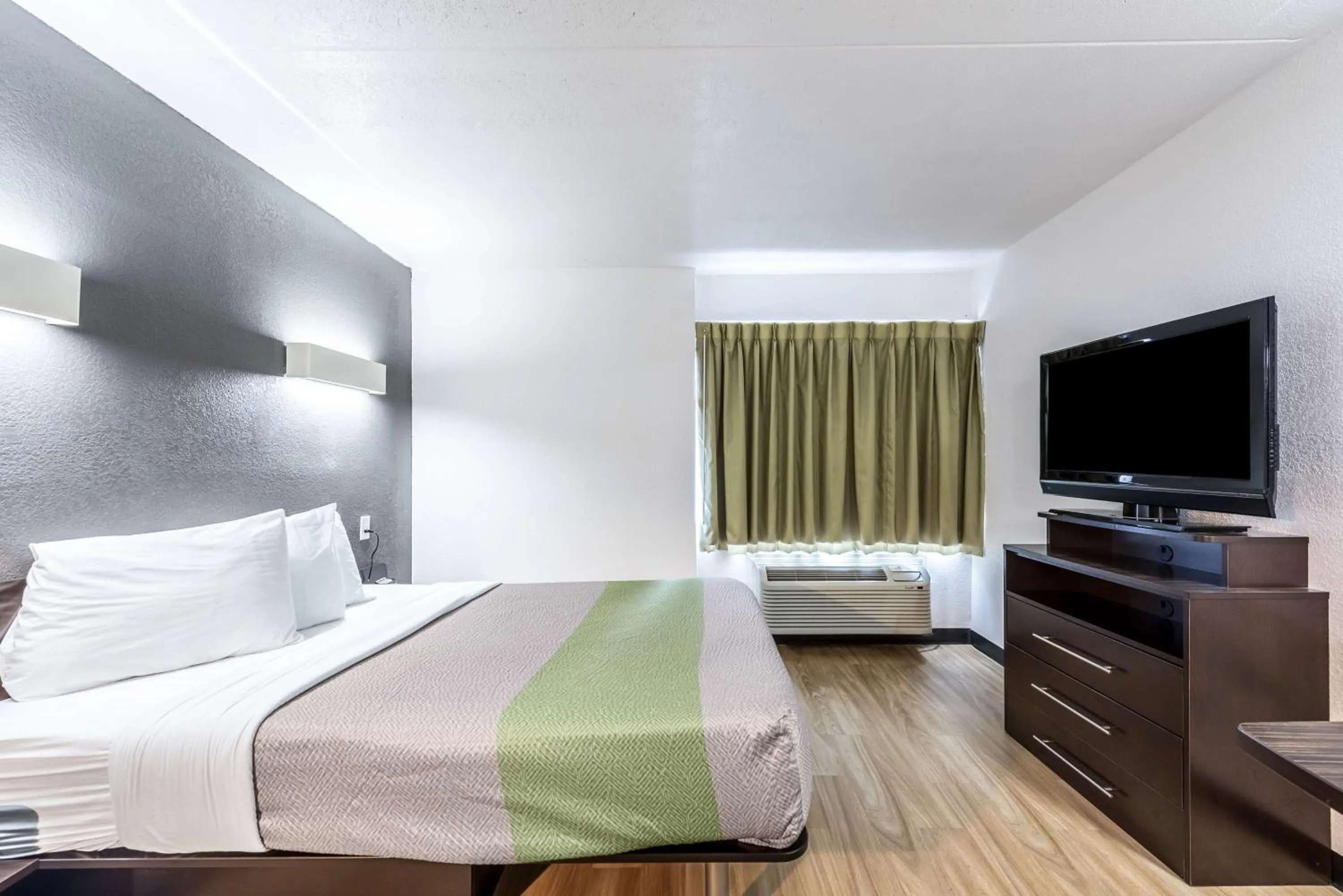 Photo of the whole room, Bed in Studio 6-Indianapolis, IN