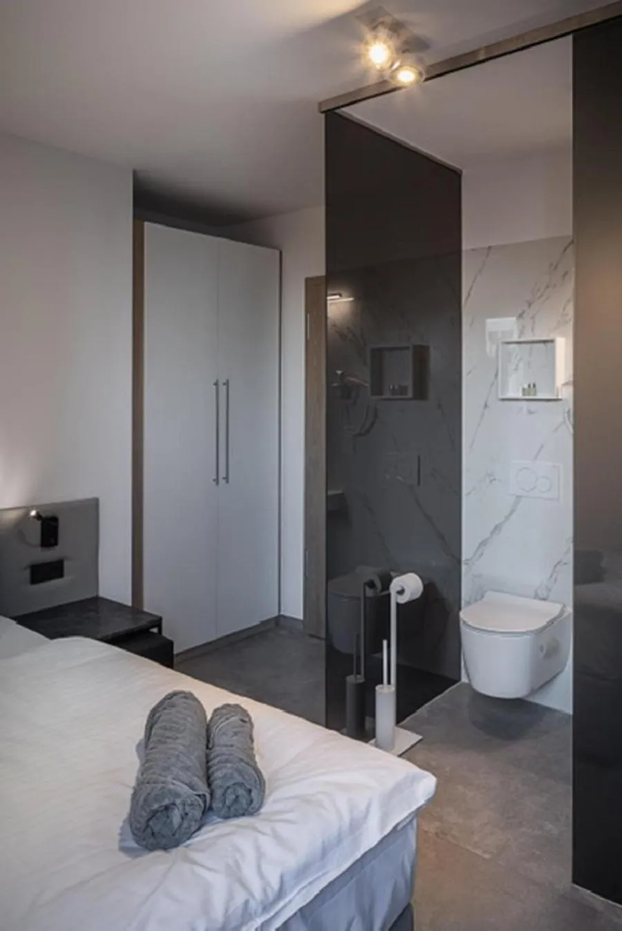 Photo of the whole room, Bed in Home & Work