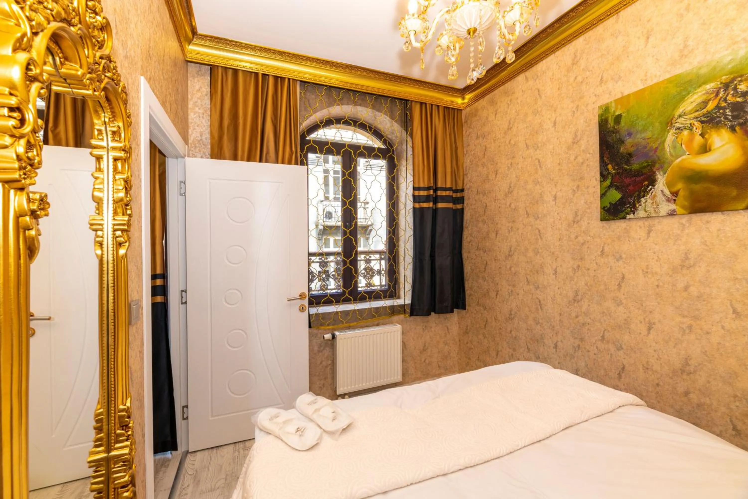 Photo of the whole room, Bed in Istanbul Taksim Residence Hotel By MESUT