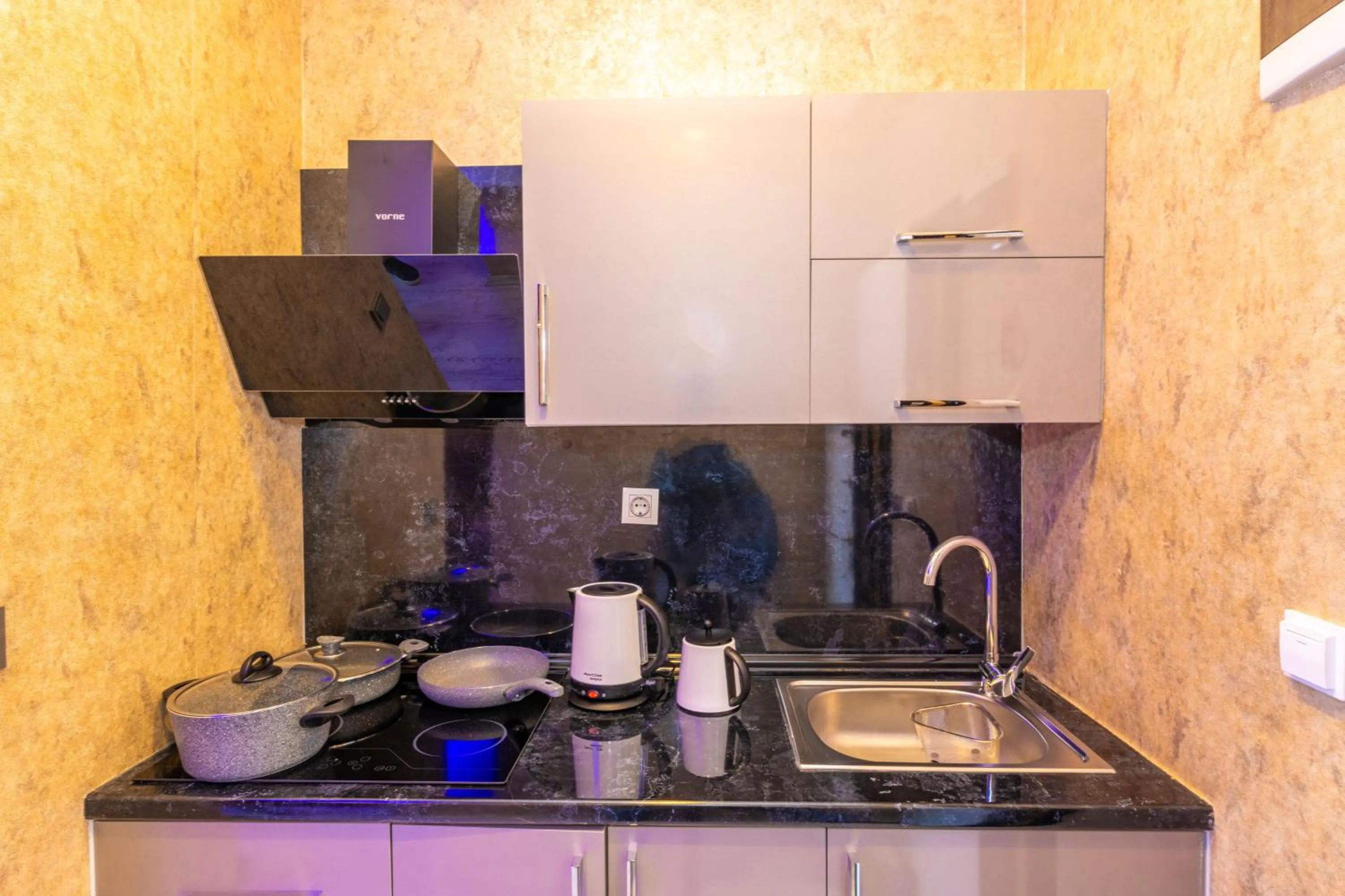 Kitchen or kitchenette in Istanbul Taksim Residence Hotel By MESUT