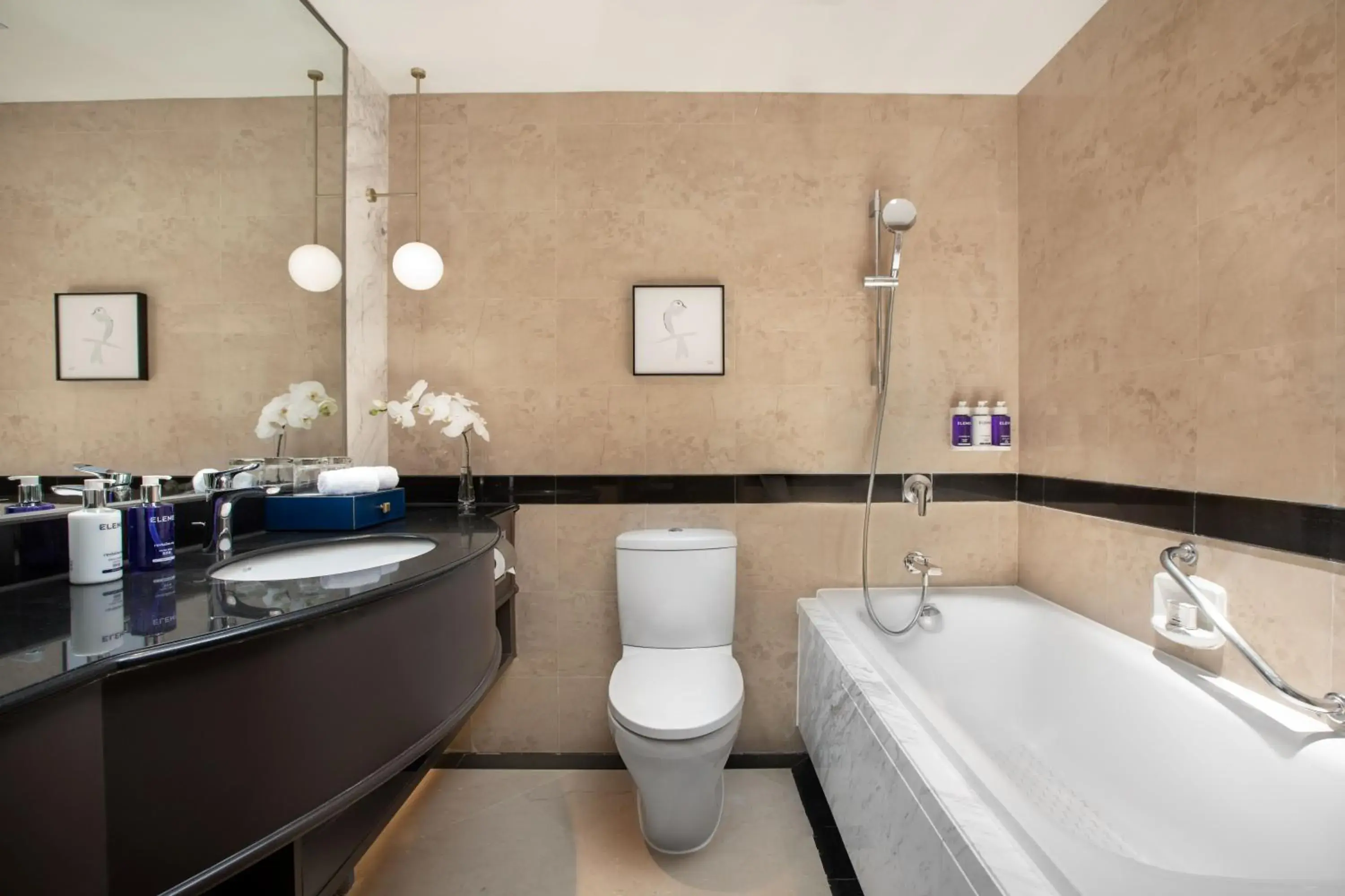 Standard King Room with Lounge Access in voco Wuhan Xinhua, an IHG Hotel Standard King Room with Lounge Access in voco Wuhan Xinhua, an IHG Hotel