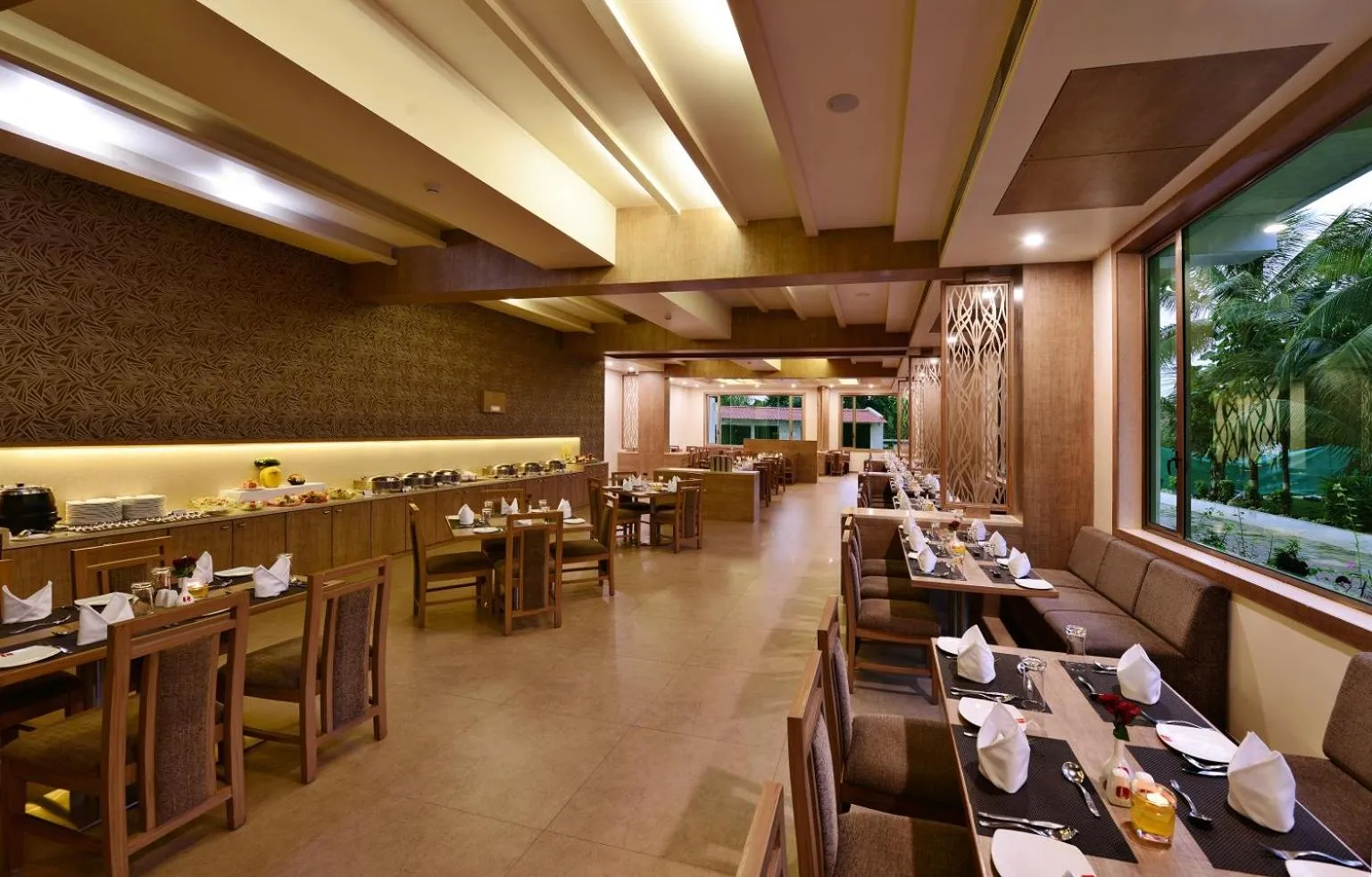 Restaurant/places to eat in Sarovar Portico Sasangir