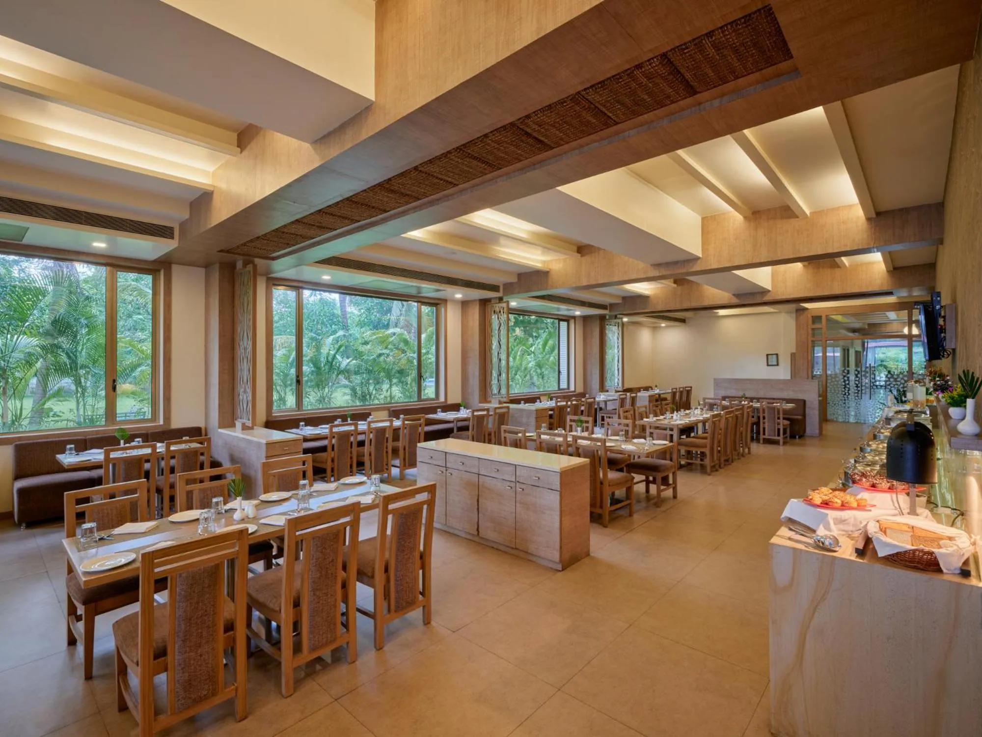 Restaurant/places to eat in Sarovar Portico Sasangir