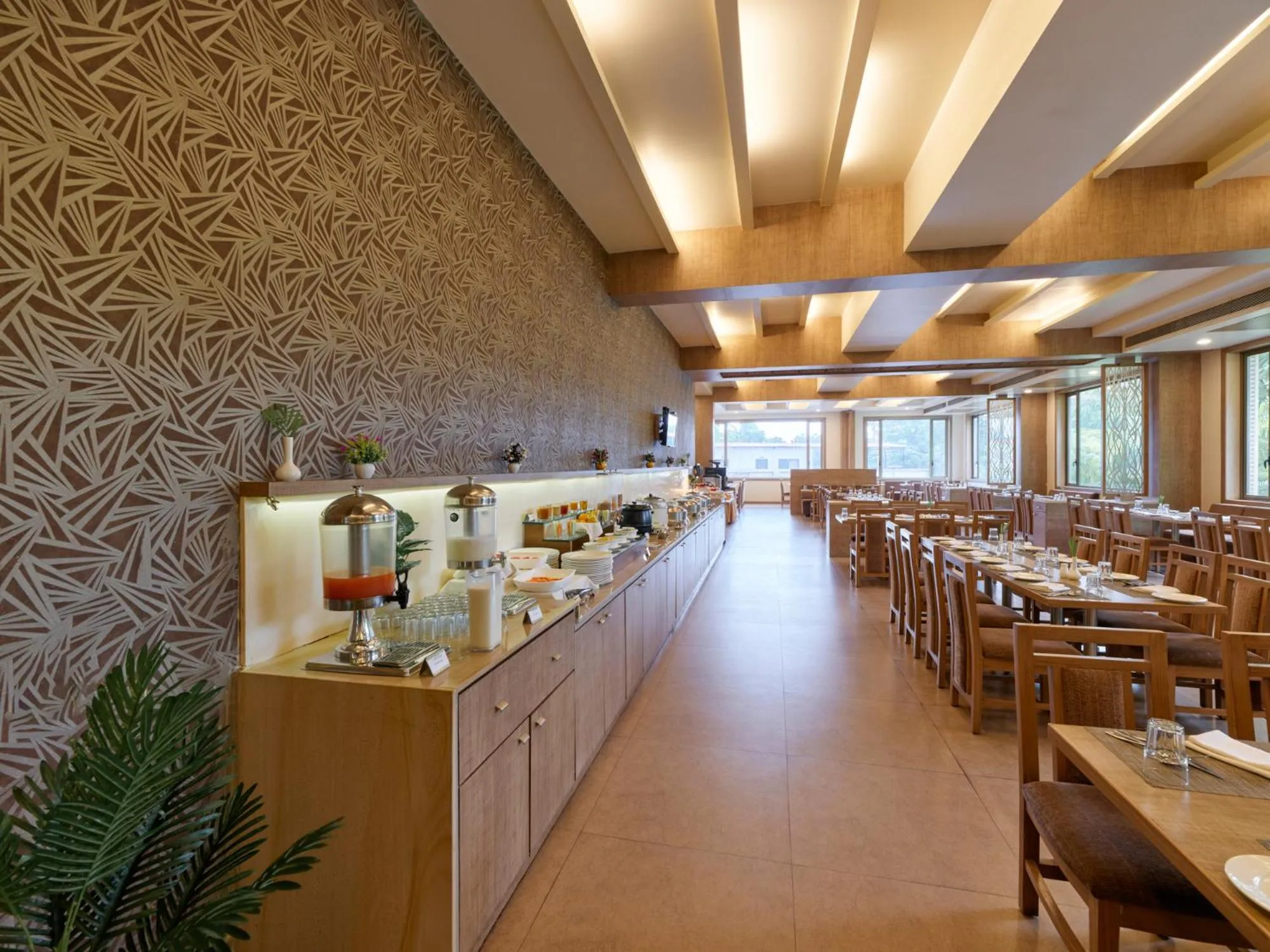 Restaurant/places to eat in Sarovar Portico Sasangir