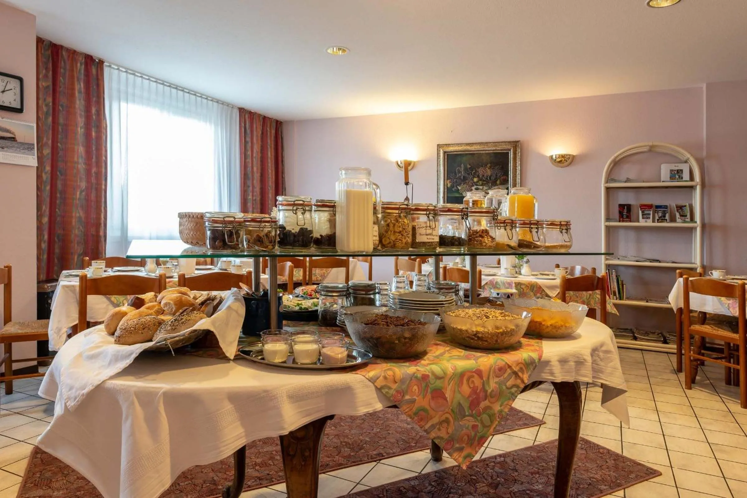 Food and drinks in enjoyHotel garni Korntal Stuttgart b&b Parkplatz Sprinter Penny eTank