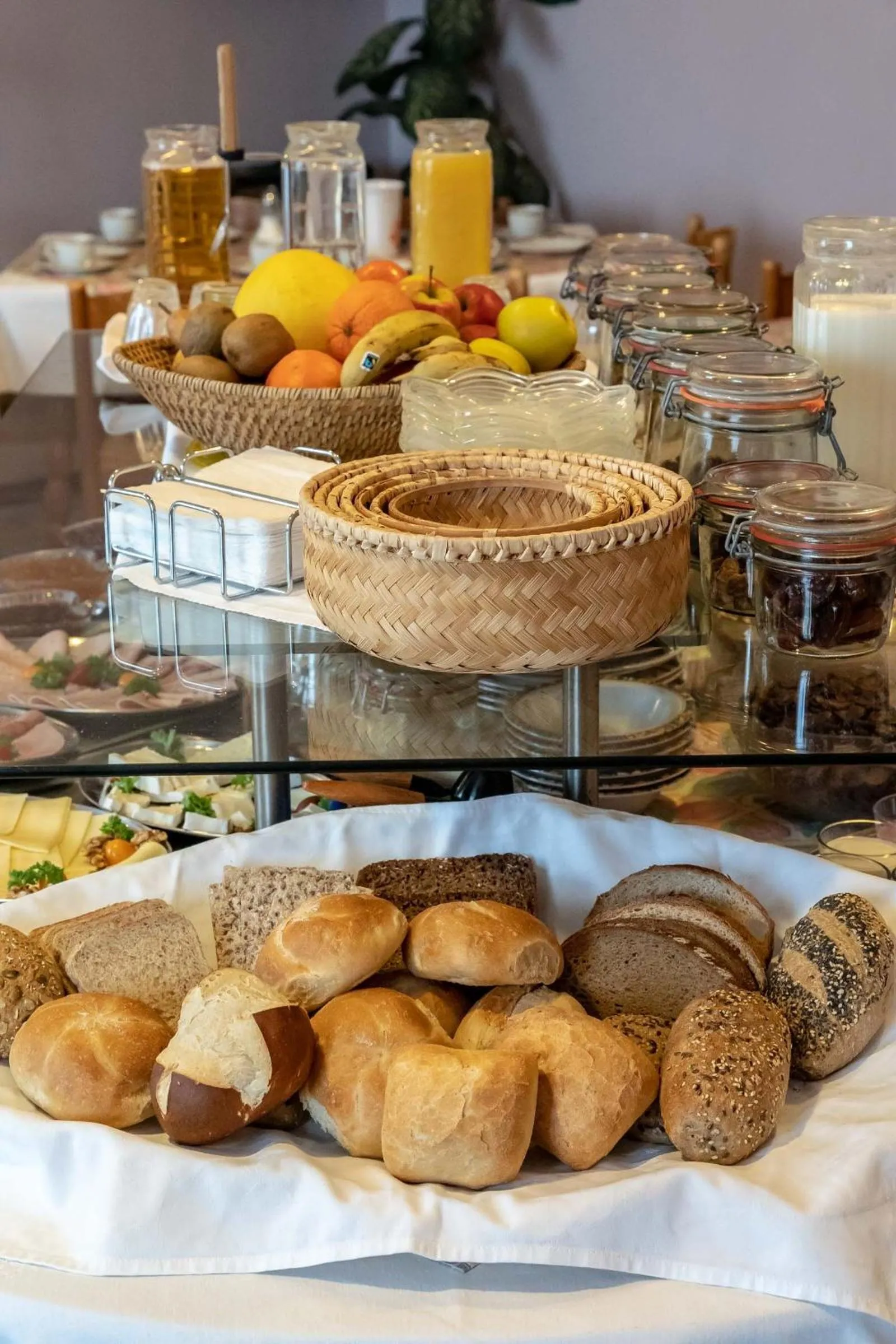 Food and drinks in enjoyHotel garni Korntal Stuttgart b&b Parkplatz Sprinter Penny eTank