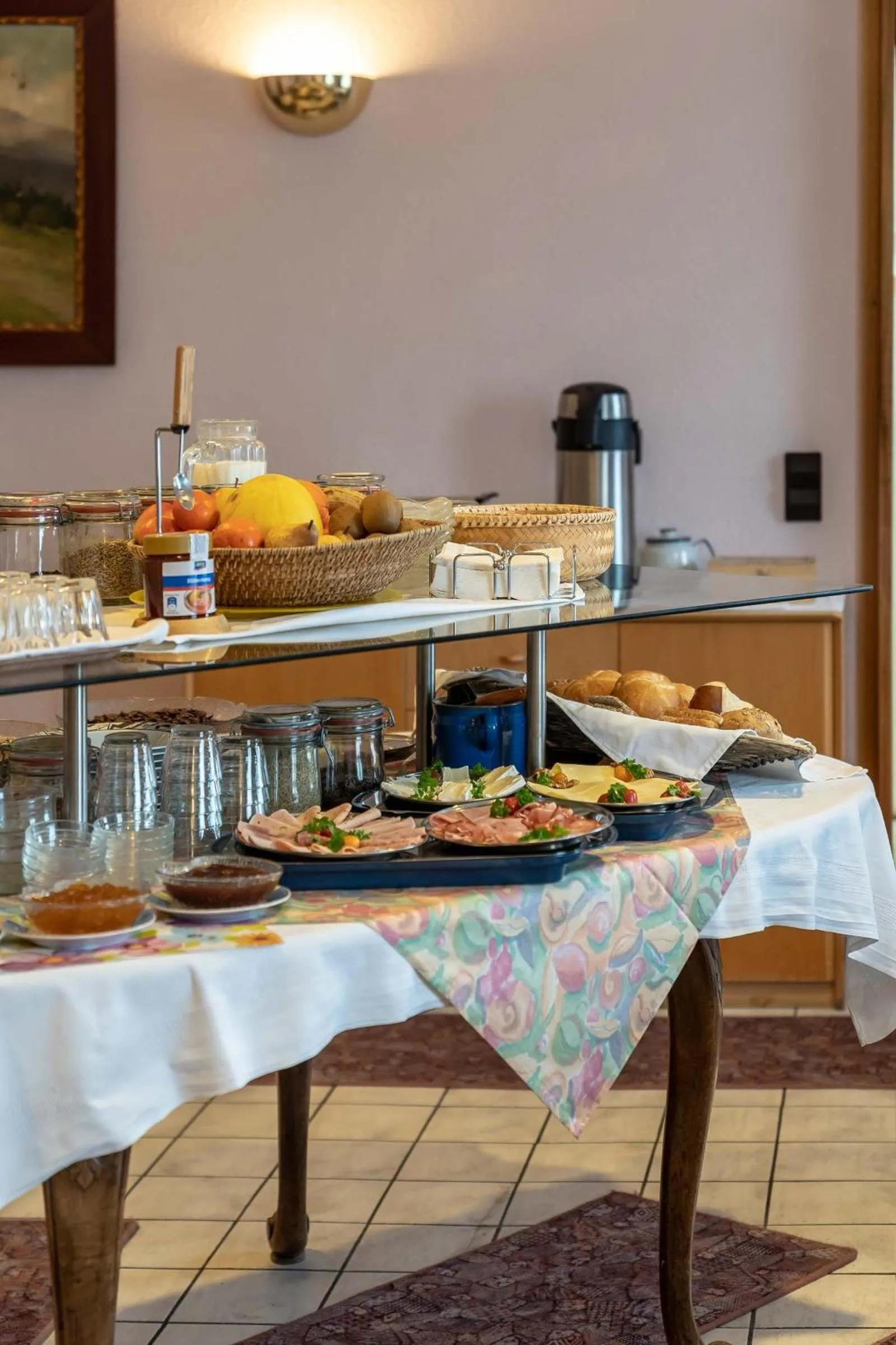 Breakfast in enjoyHotel garni Korntal Stuttgart b&b Parkplatz Sprinter Penny eTank