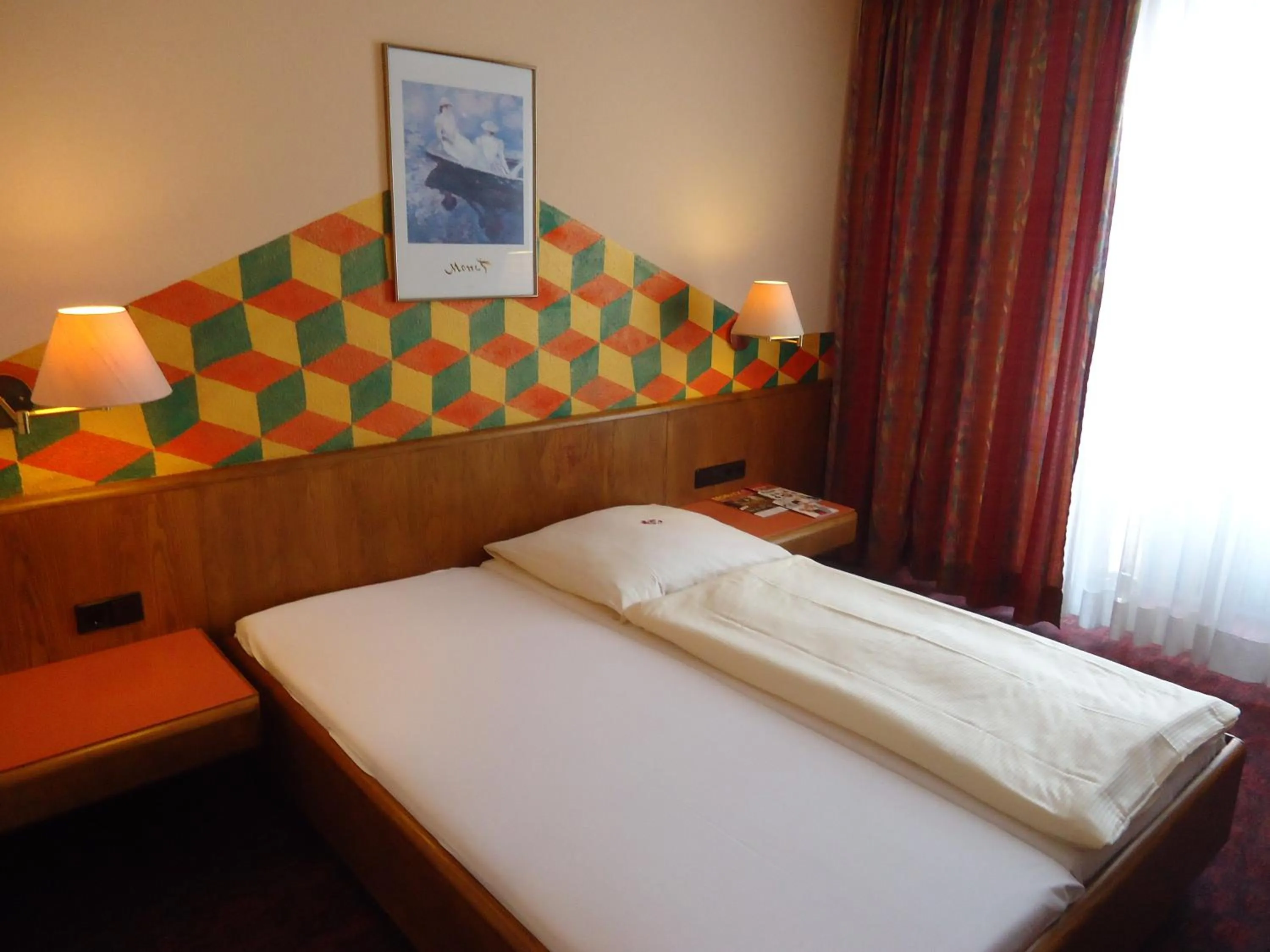 Bed in enjoyHotel garni Korntal Stuttgart b&b Parkplatz Sprinter Penny eTank