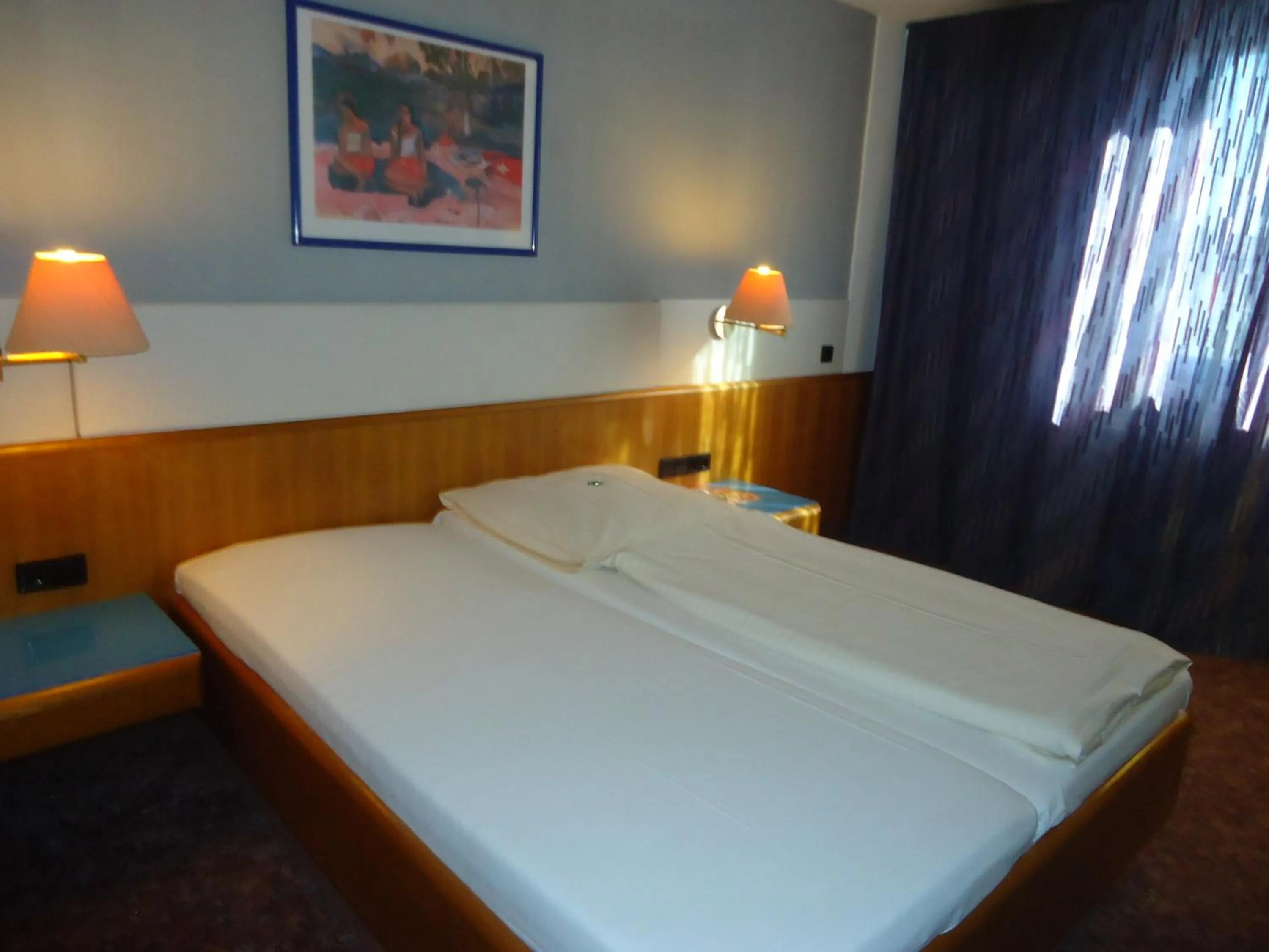 Photo of the whole room, Bed in enjoyHotel garni Korntal Stuttgart b&b Parkplatz Sprinter Penny eTank