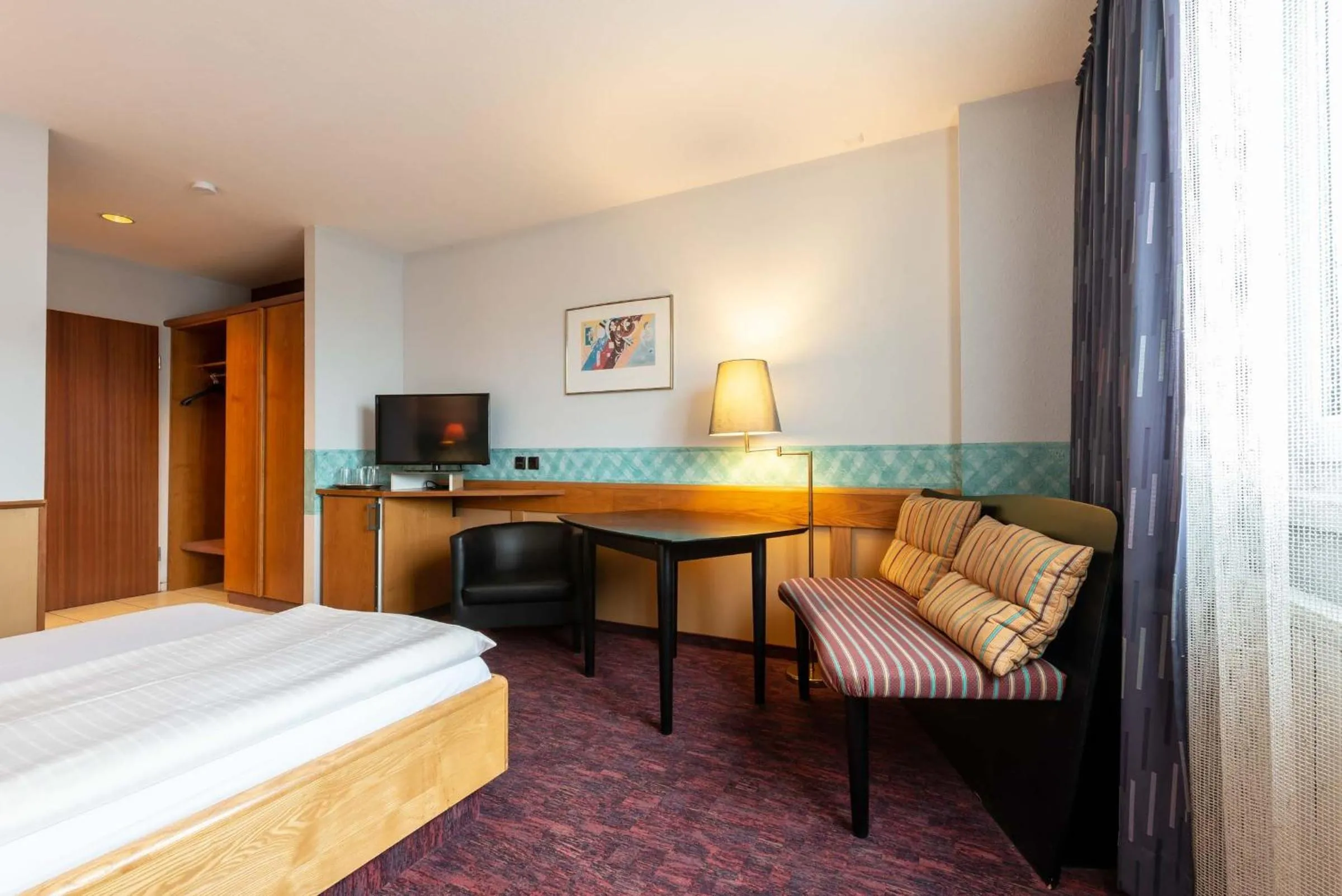 TV and multimedia, Bed in enjoyHotel garni Korntal Stuttgart b&b Parkplatz Sprinter Penny eTank