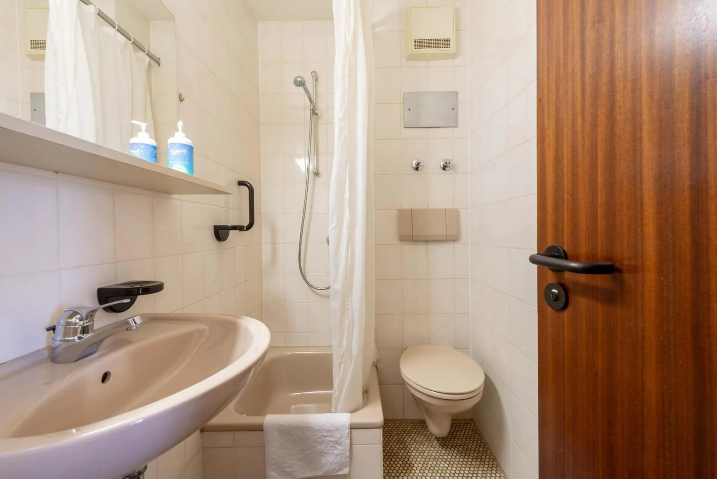 Shower in enjoyHotel garni Korntal Stuttgart b&b Parkplatz Sprinter Penny eTank