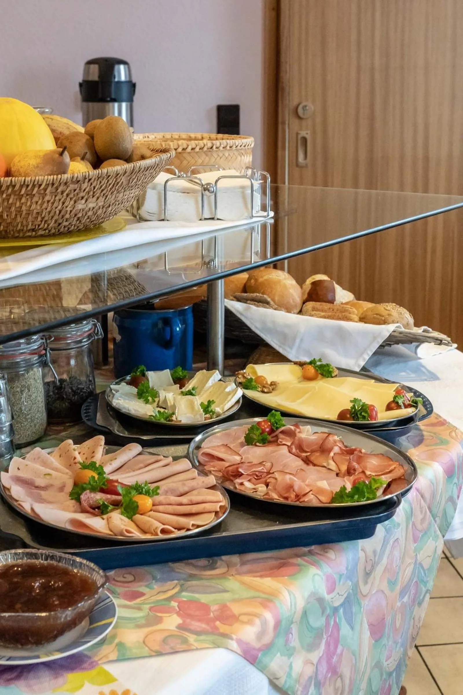 Food and drinks in enjoyHotel garni Korntal Stuttgart b&b Parkplatz Sprinter Penny eTank