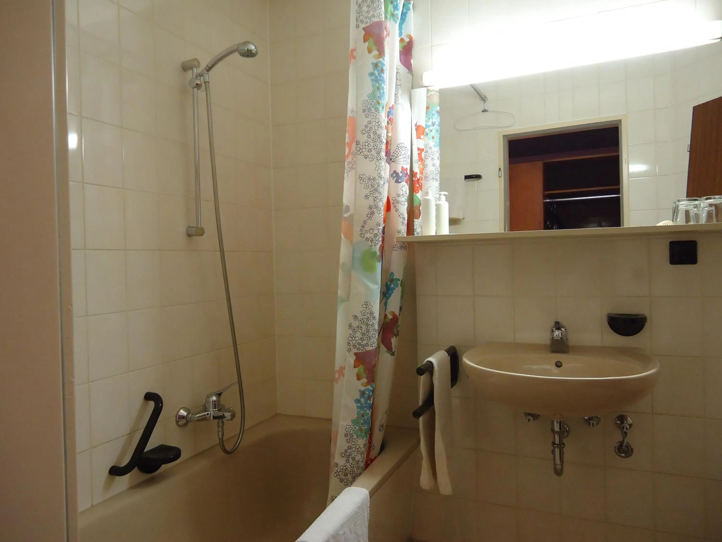 Bathroom in enjoyHotel garni Korntal Stuttgart b&b Parkplatz Sprinter Penny eTank