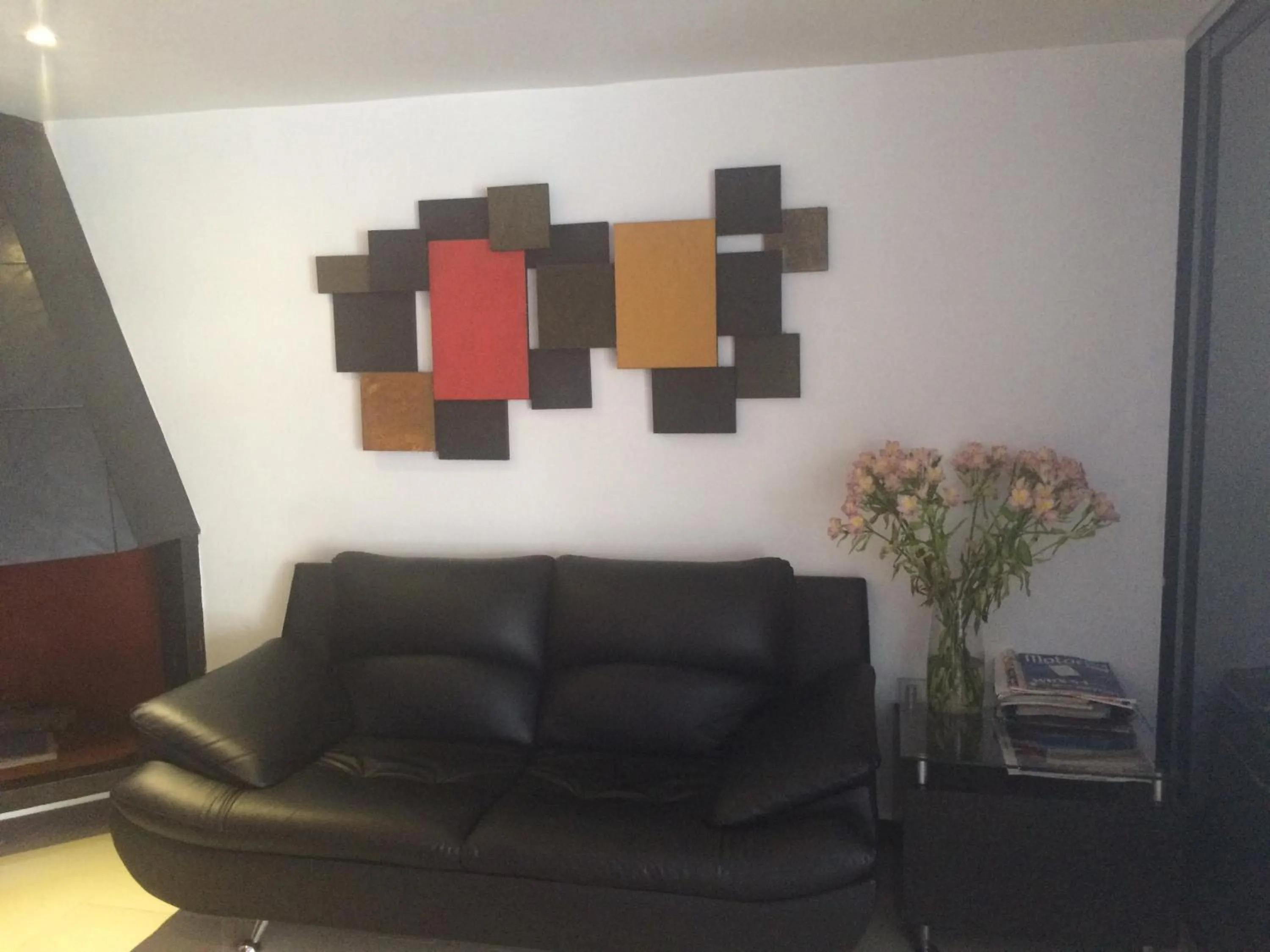 Communal lounge/ TV room in Hotel Montecarlo Boutique