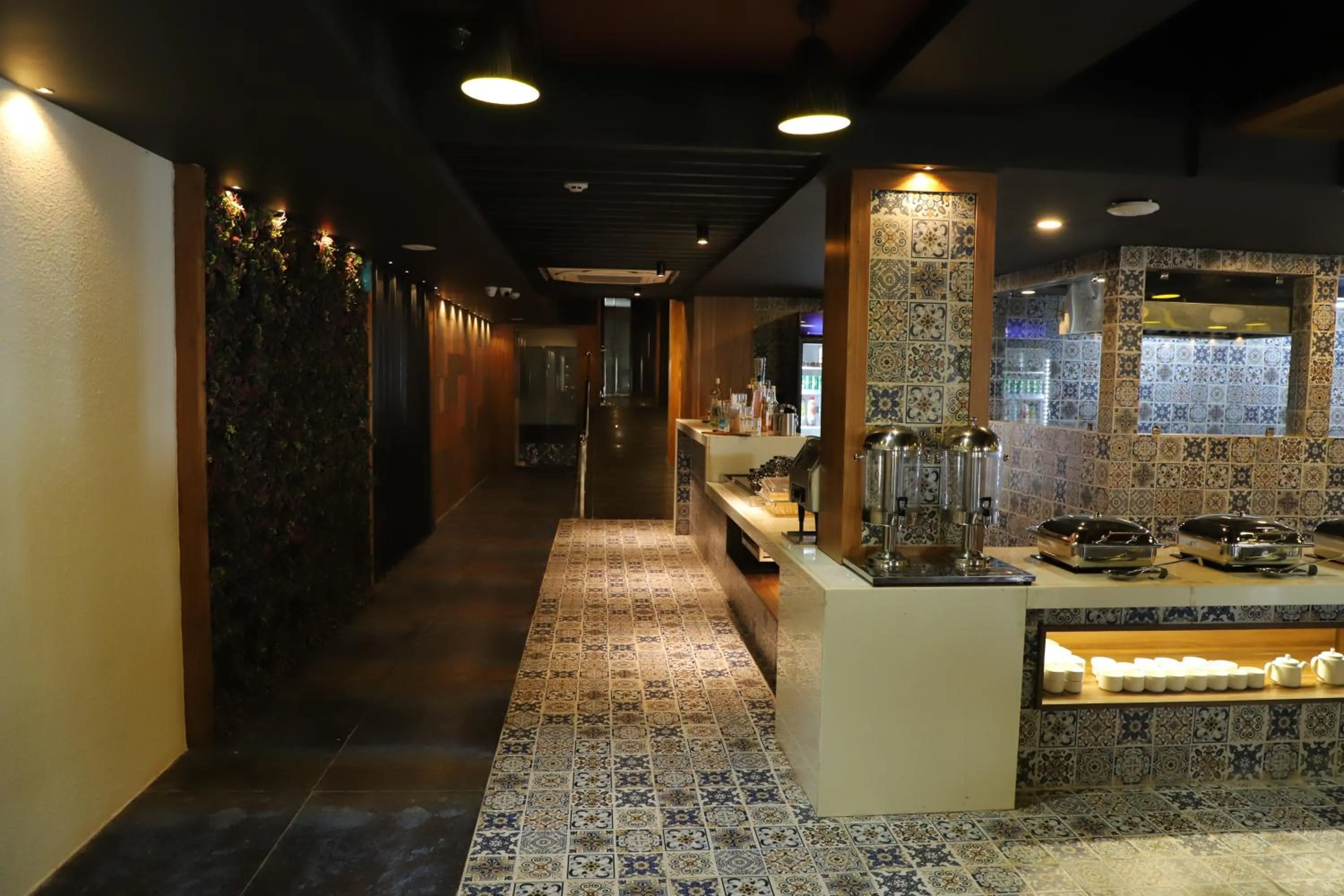 Restaurant/places to eat in Regenta Inn Morbi