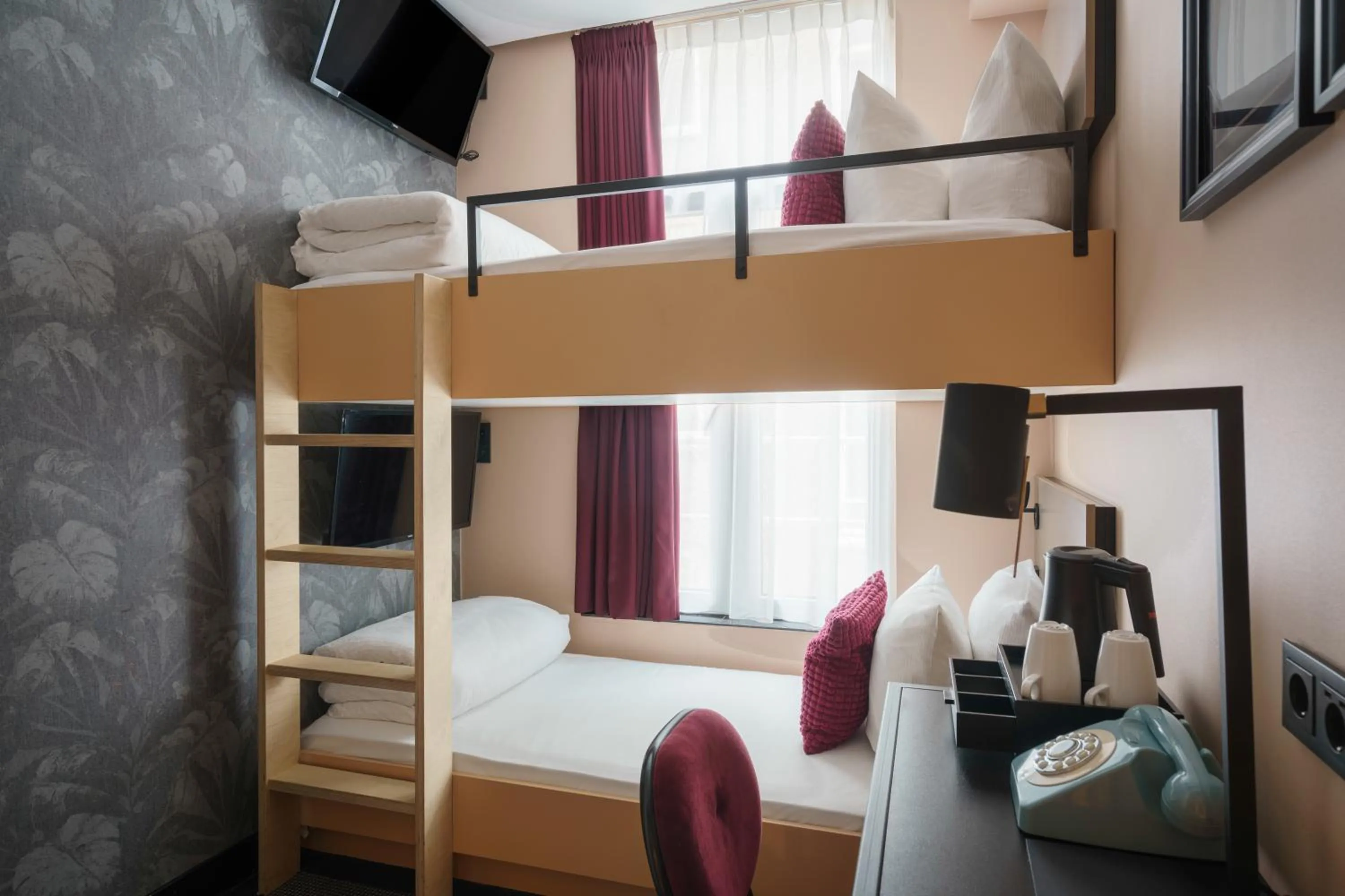 bunk bed, Bed in Krisotel