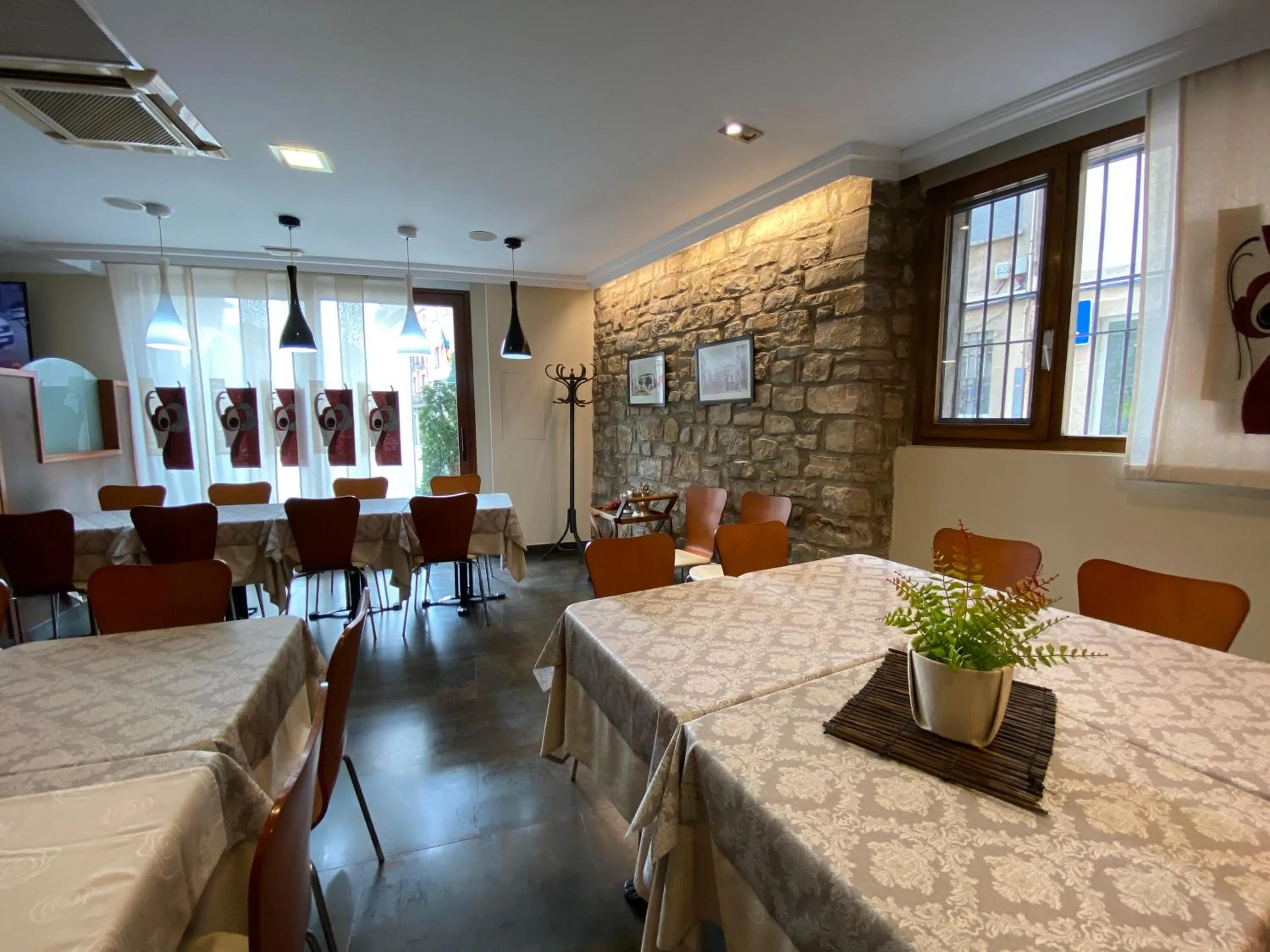 Restaurant/places to eat in Hostal Bonavista