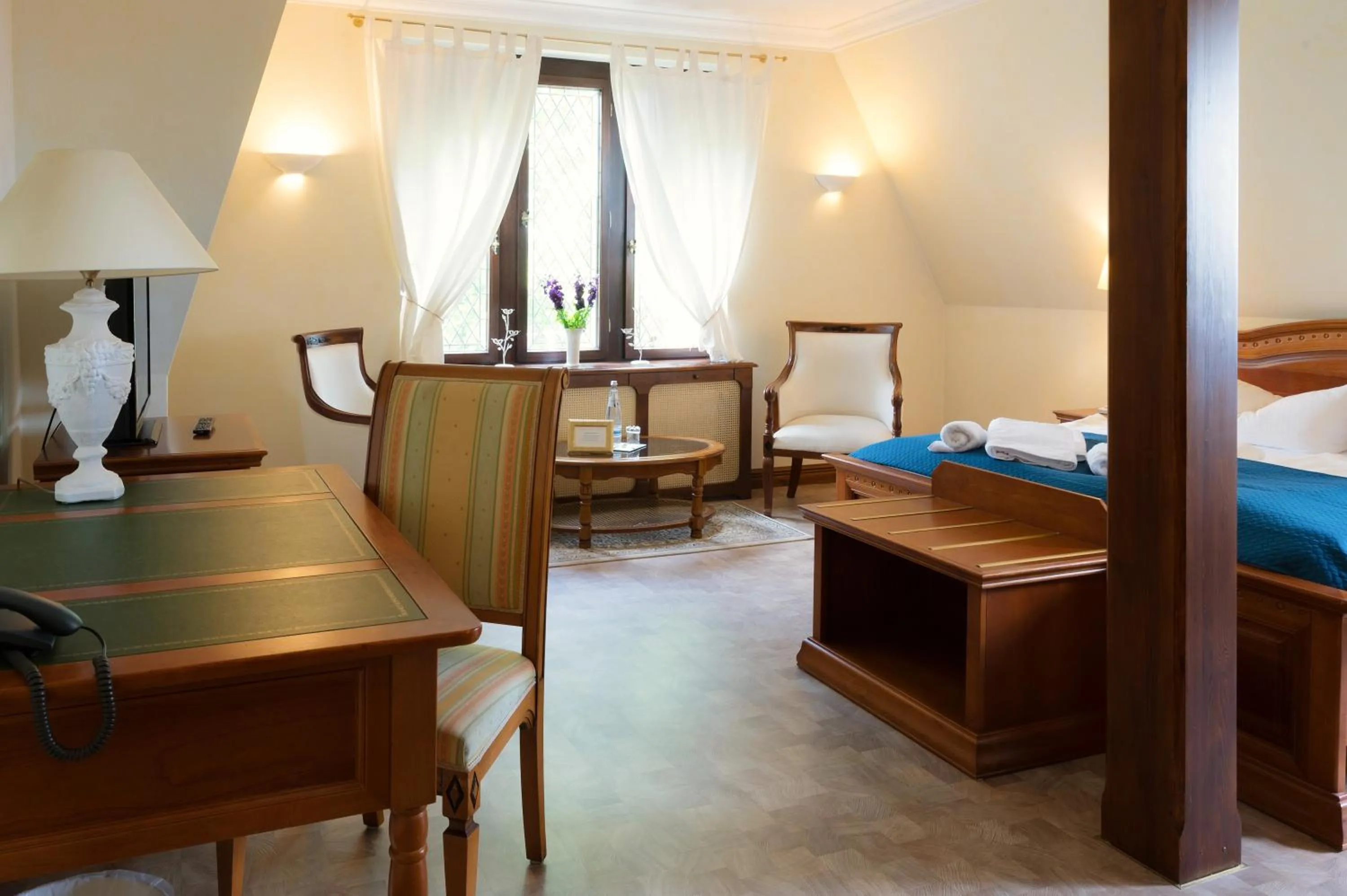 Photo of the whole room, Bed in Schlosshotel zum Markgrafen