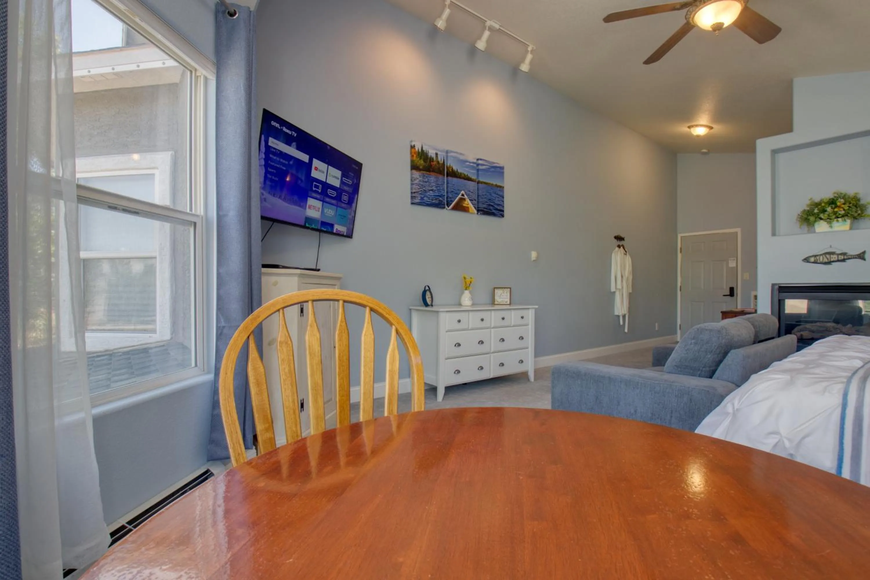 Property building, Bed in Castle Creek Manor