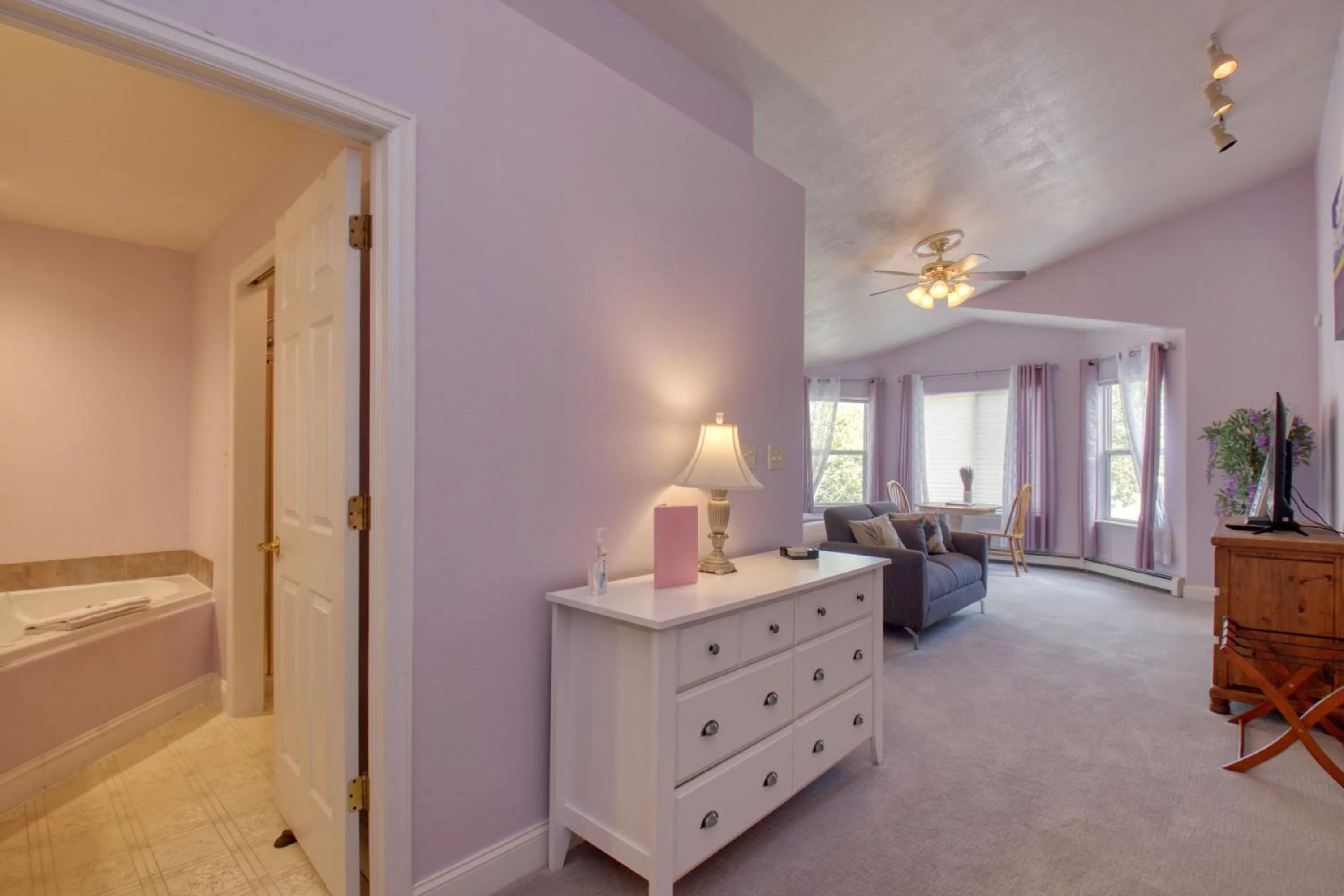 Property building, Bed in Castle Creek Manor