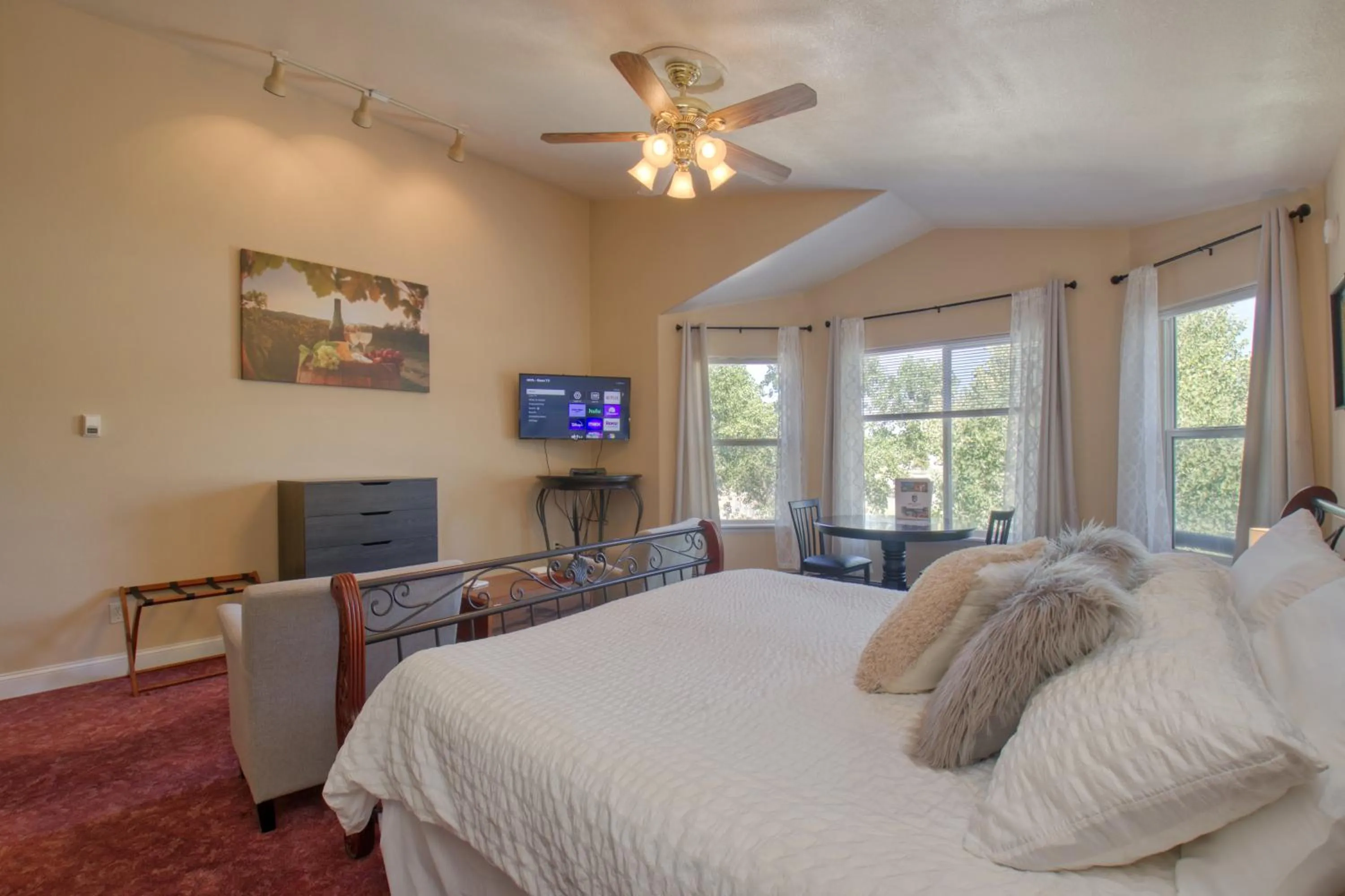 Property building, Bed in Castle Creek Manor