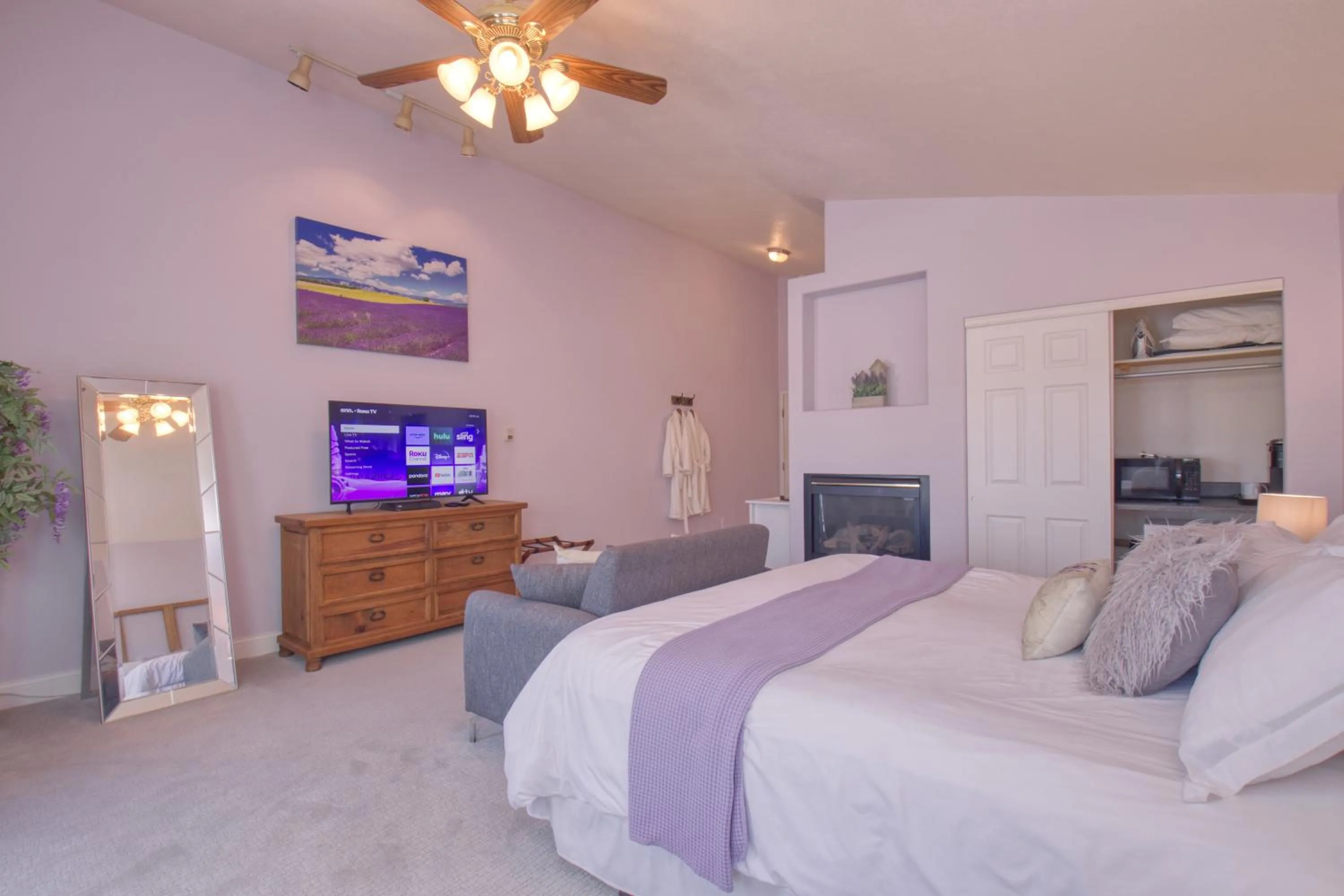 Property building, Bed in Castle Creek Manor