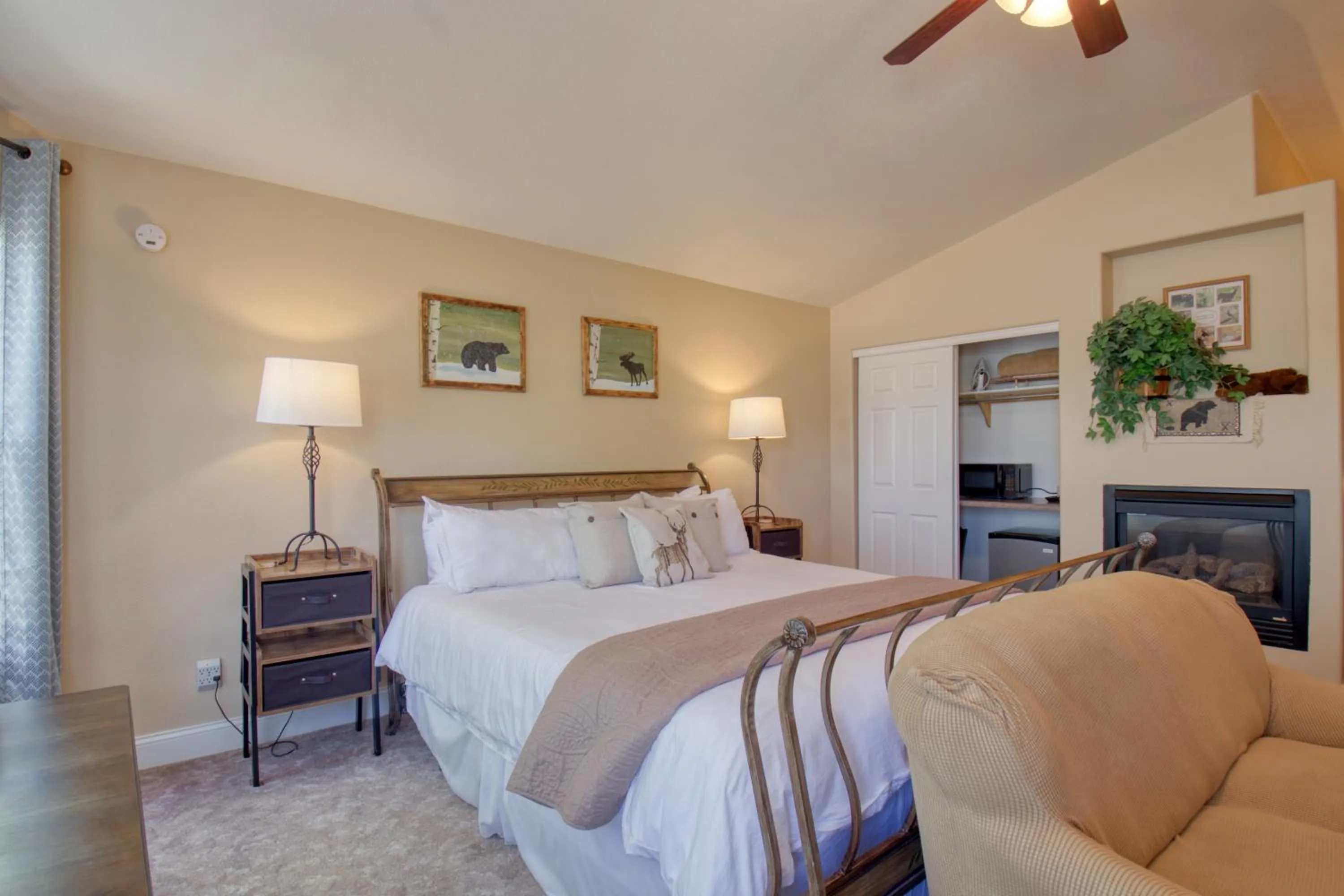 Property building, Bed in Castle Creek Manor