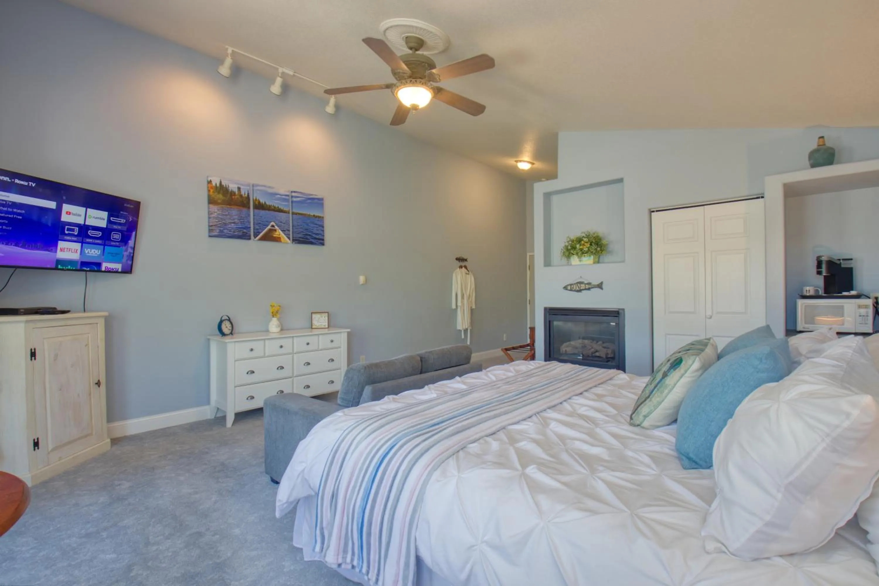 Property building, Bed in Castle Creek Manor