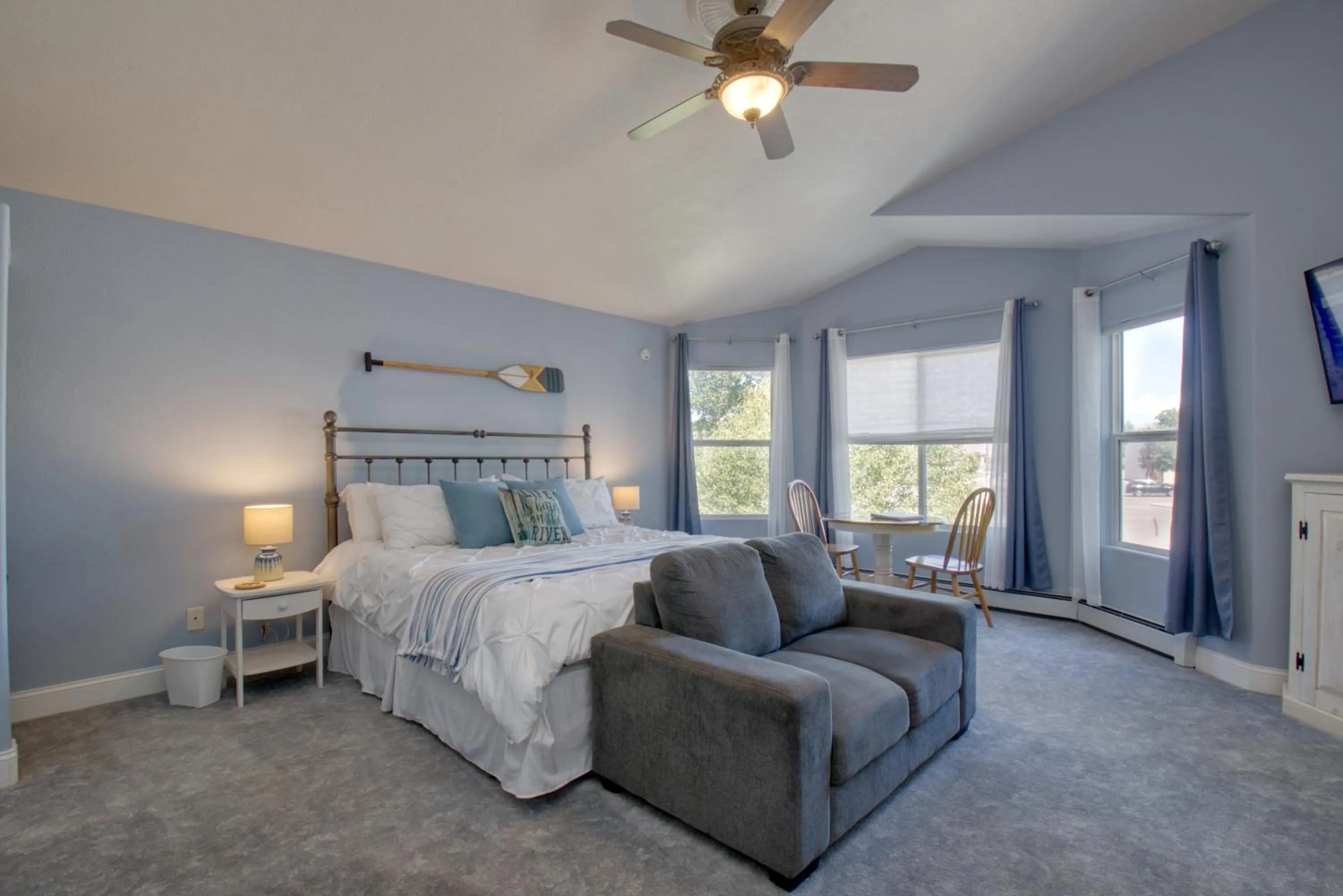 Property building, Bed in Castle Creek Manor