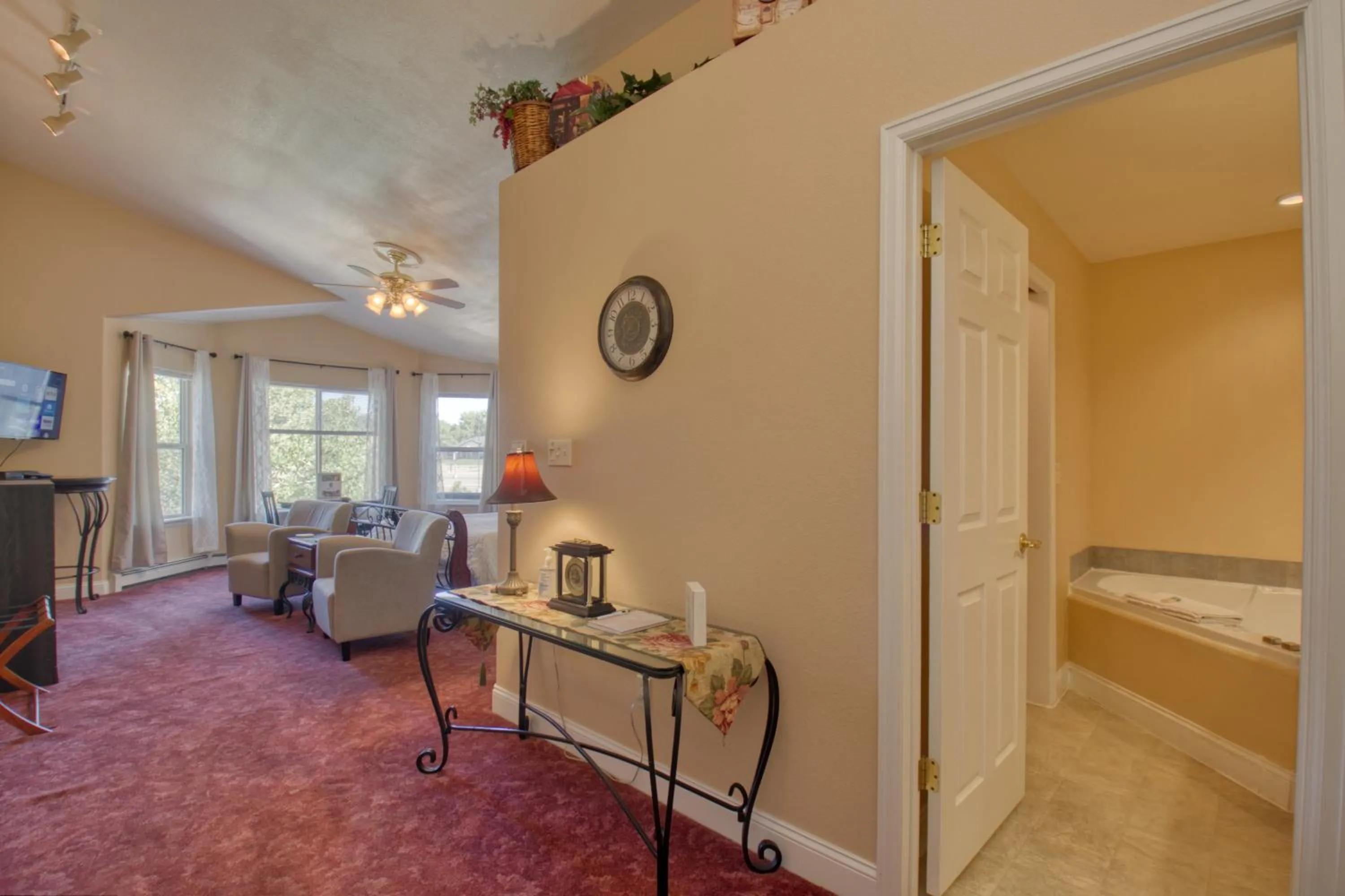 Property building, Bed in Castle Creek Manor