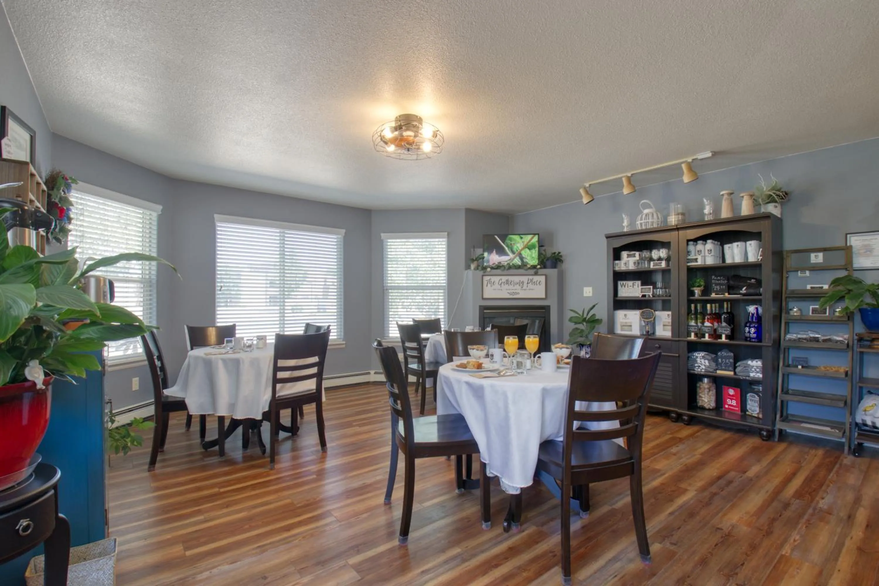 Breakfast in Castle Creek Manor