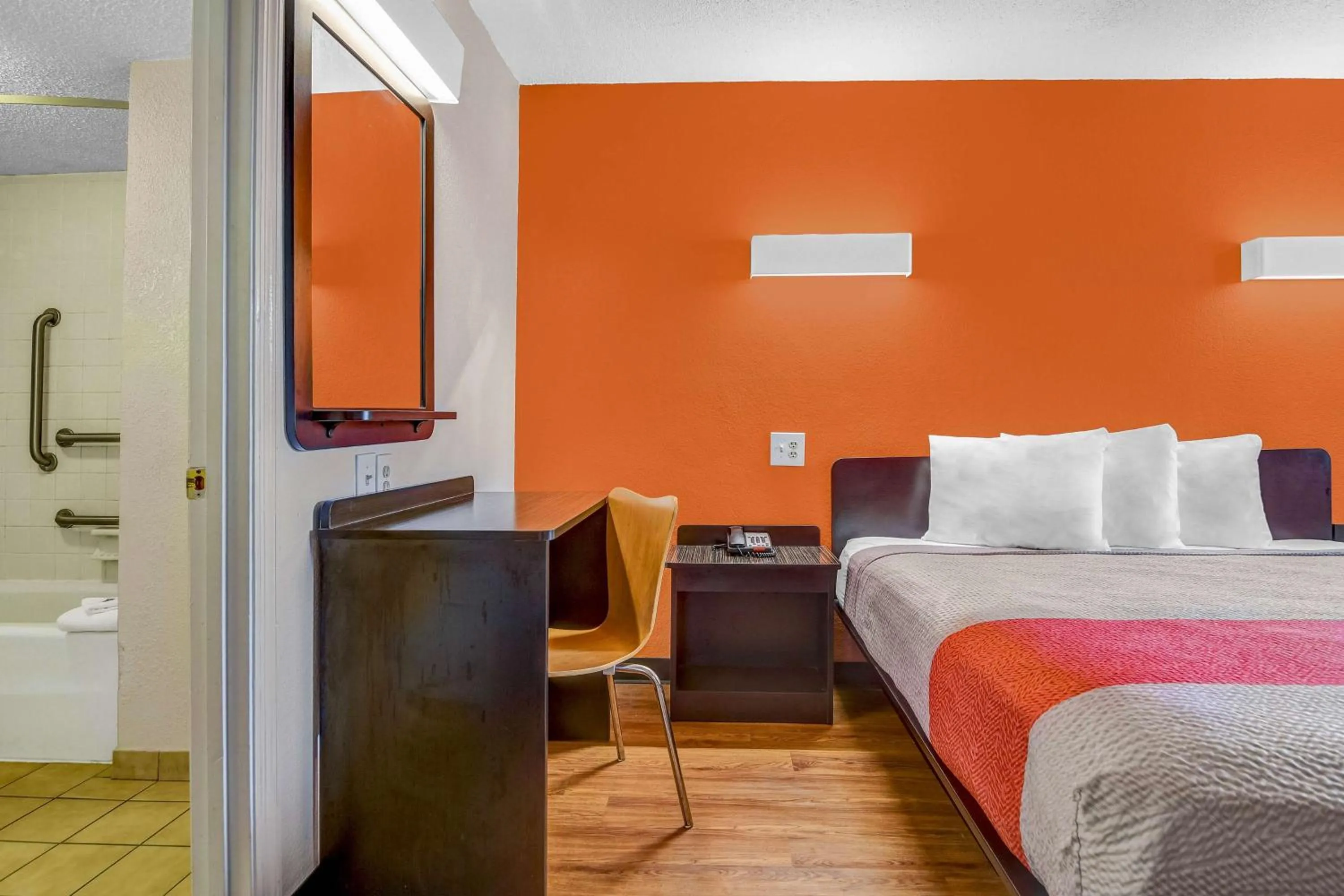 Photo of the whole room, Bed in Motel 6-Calhoun, GA