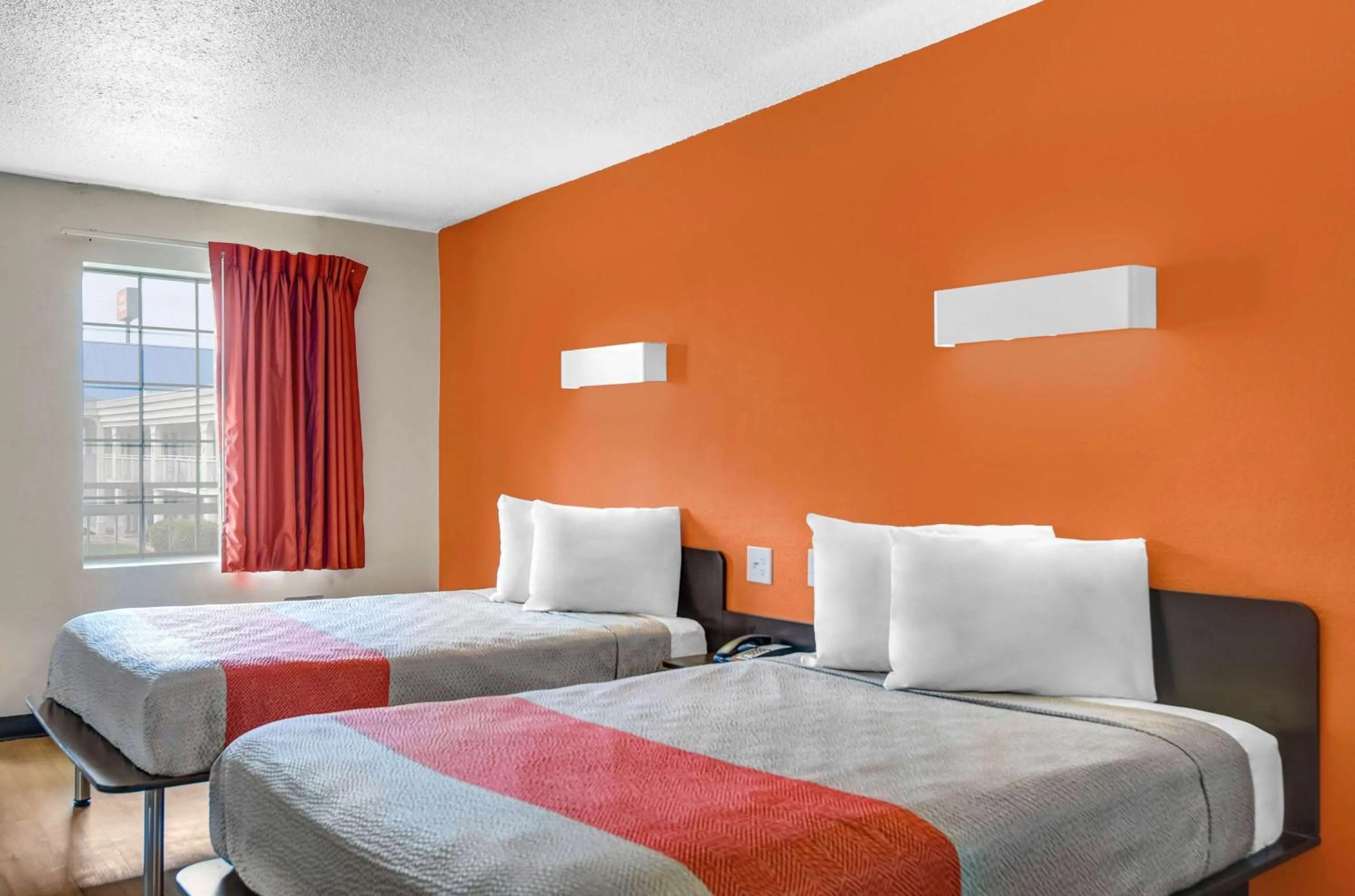 Photo of the whole room, Bed in Motel 6-Calhoun, GA