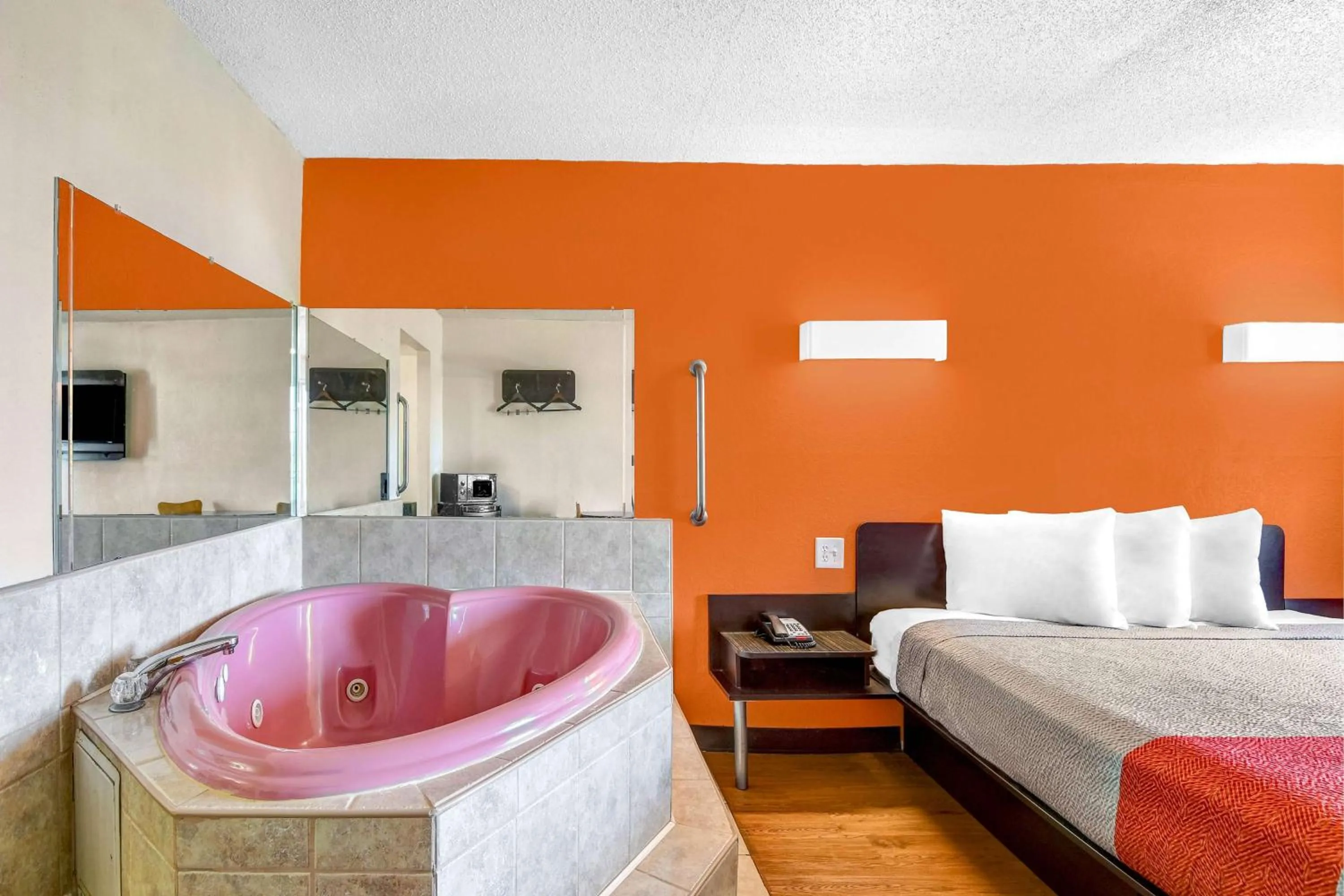 Photo of the whole room, Bed in Motel 6-Calhoun, GA