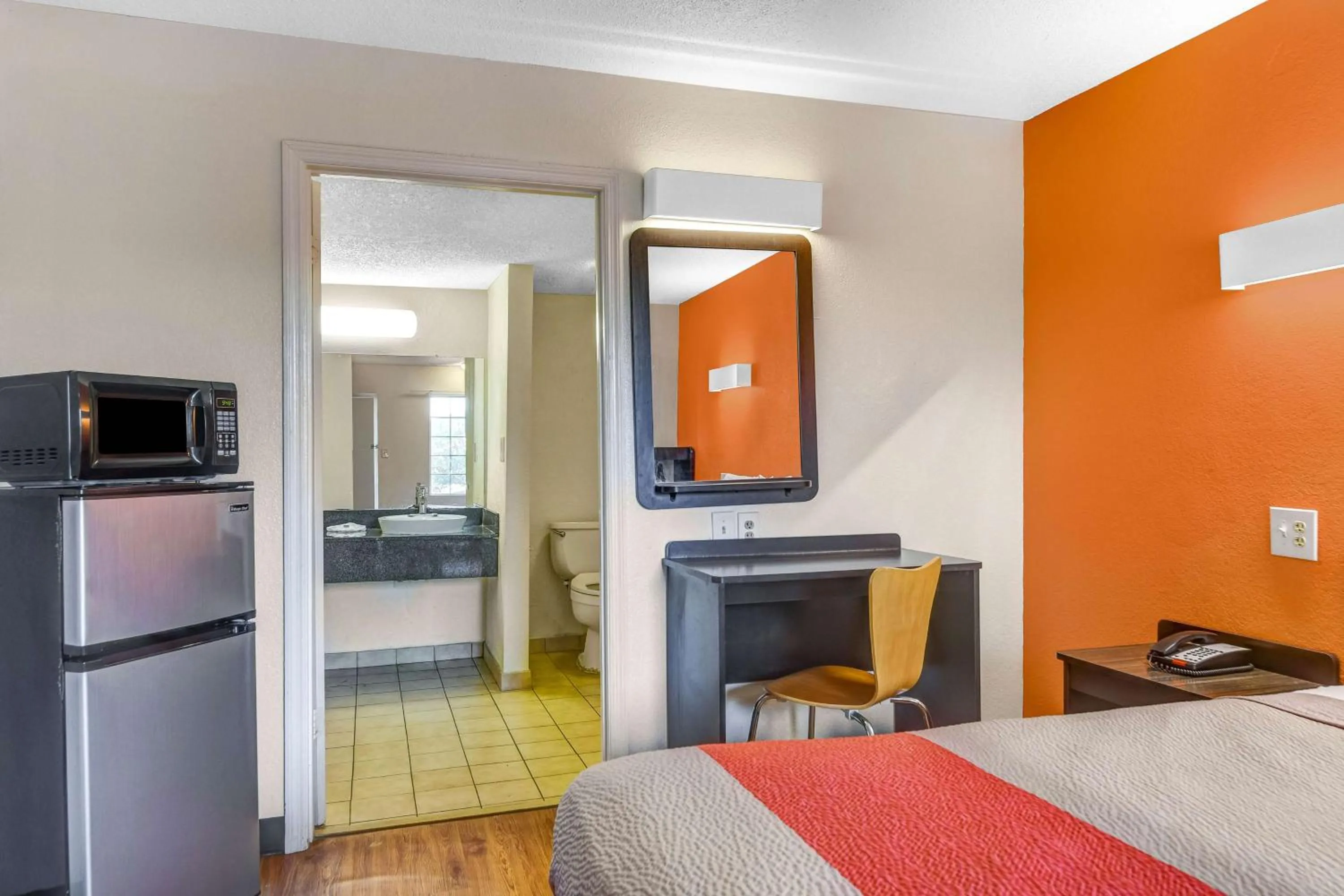 Photo of the whole room, Bed in Motel 6-Calhoun, GA