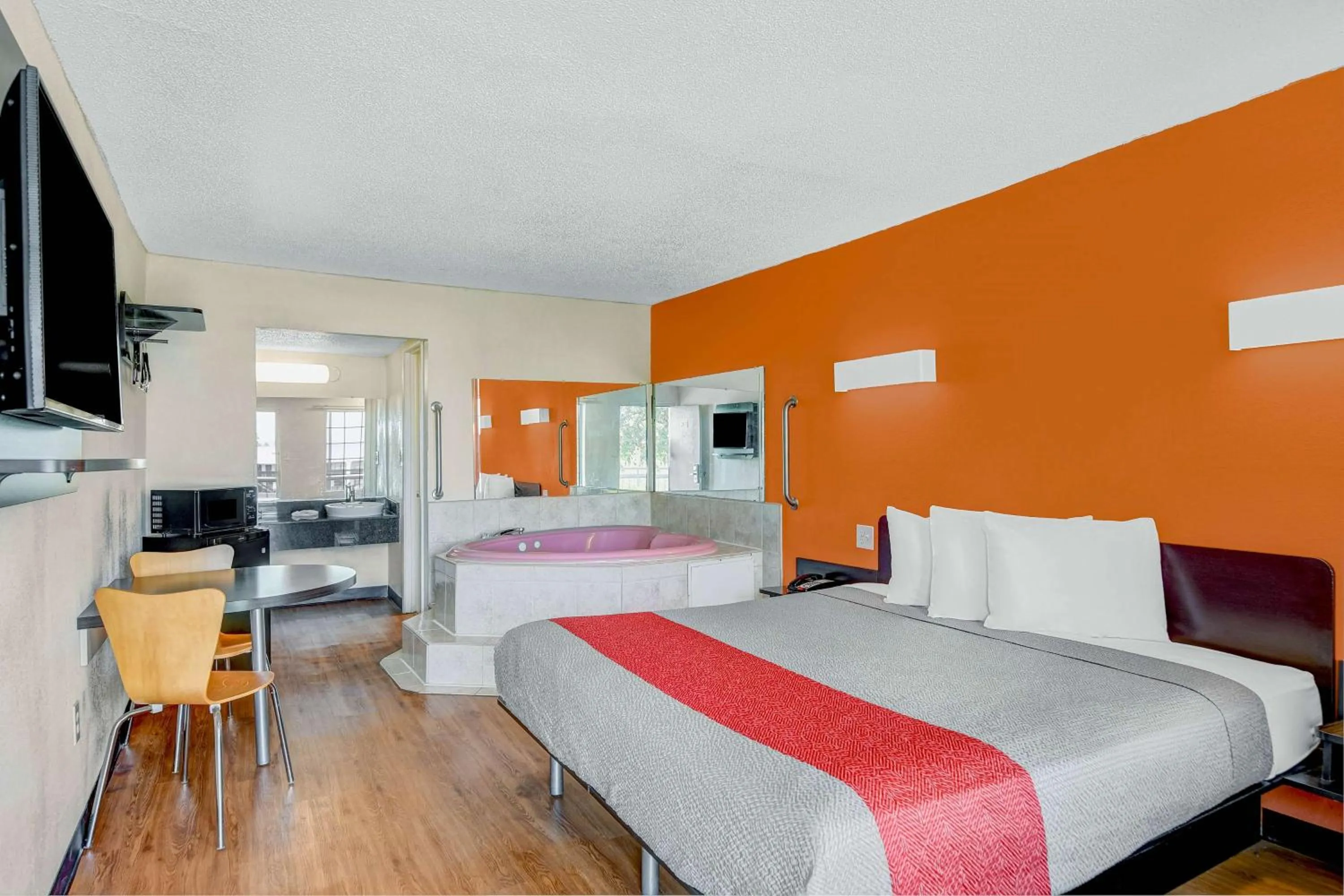 Photo of the whole room, Bed in Motel 6-Calhoun, GA