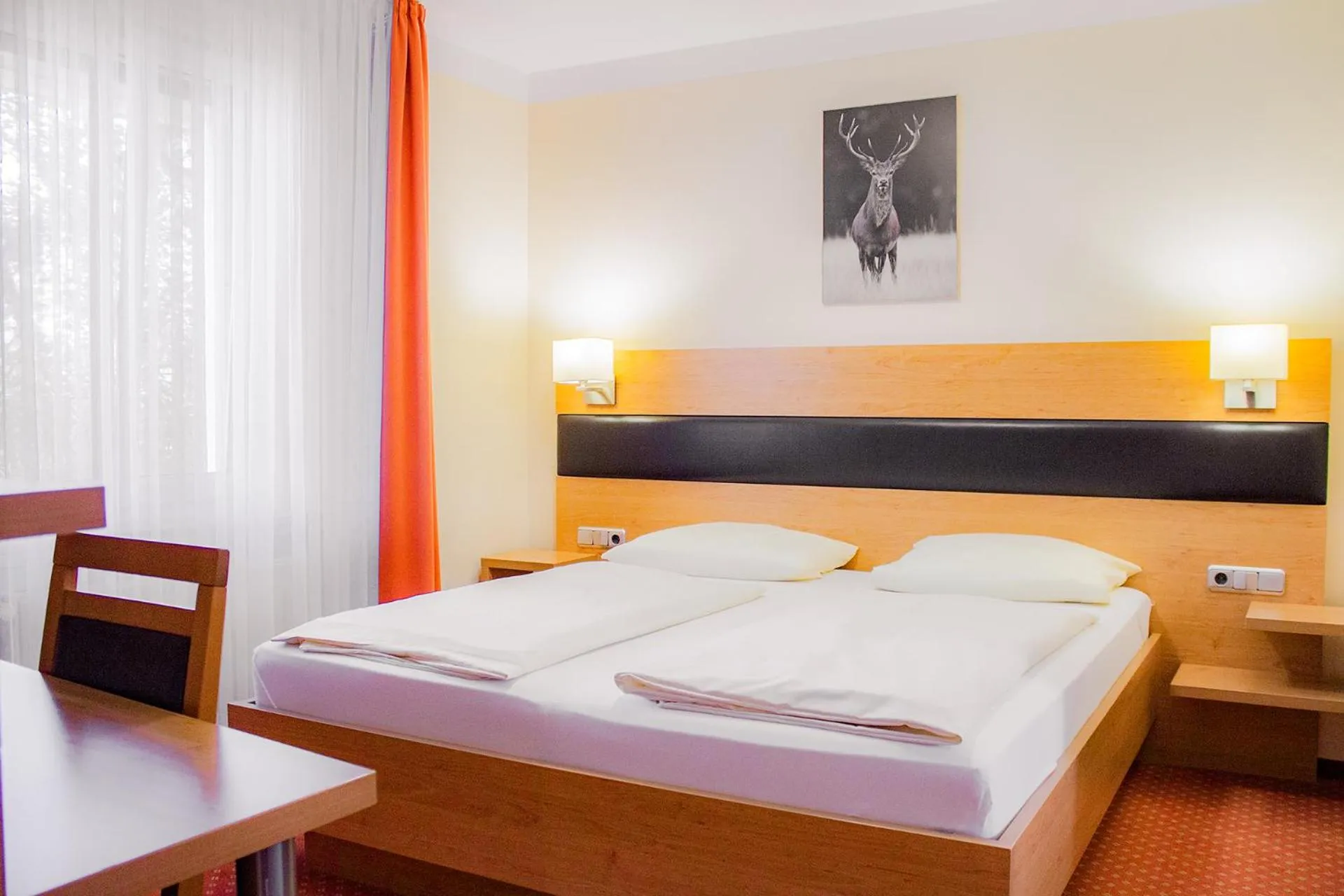 Bed in Hotel Kriemhild am Hirschgarten