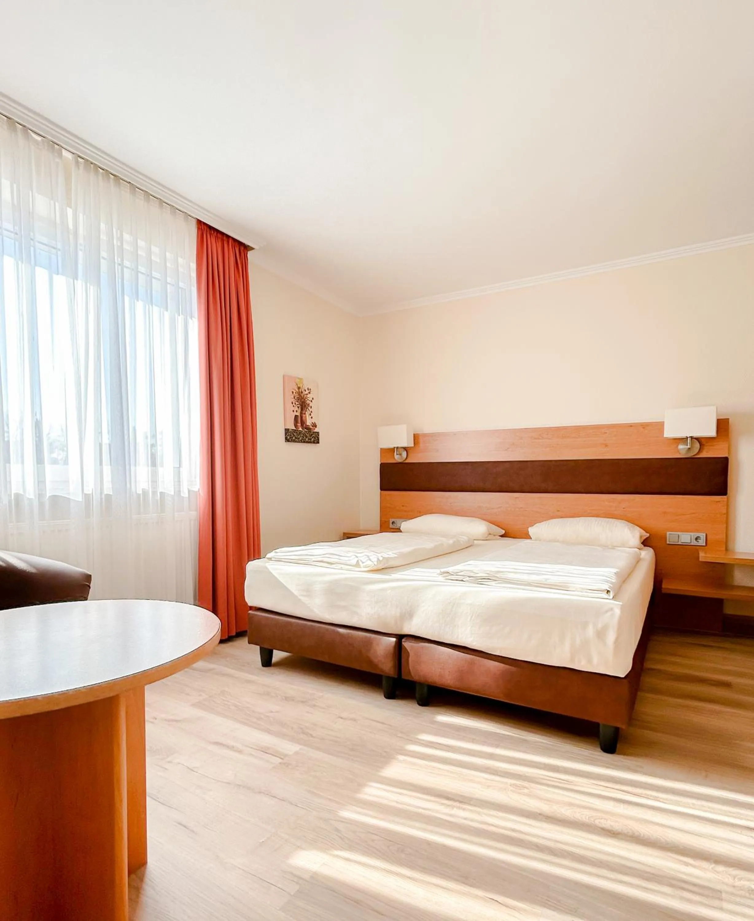 Bed in Hotel Kriemhild am Hirschgarten