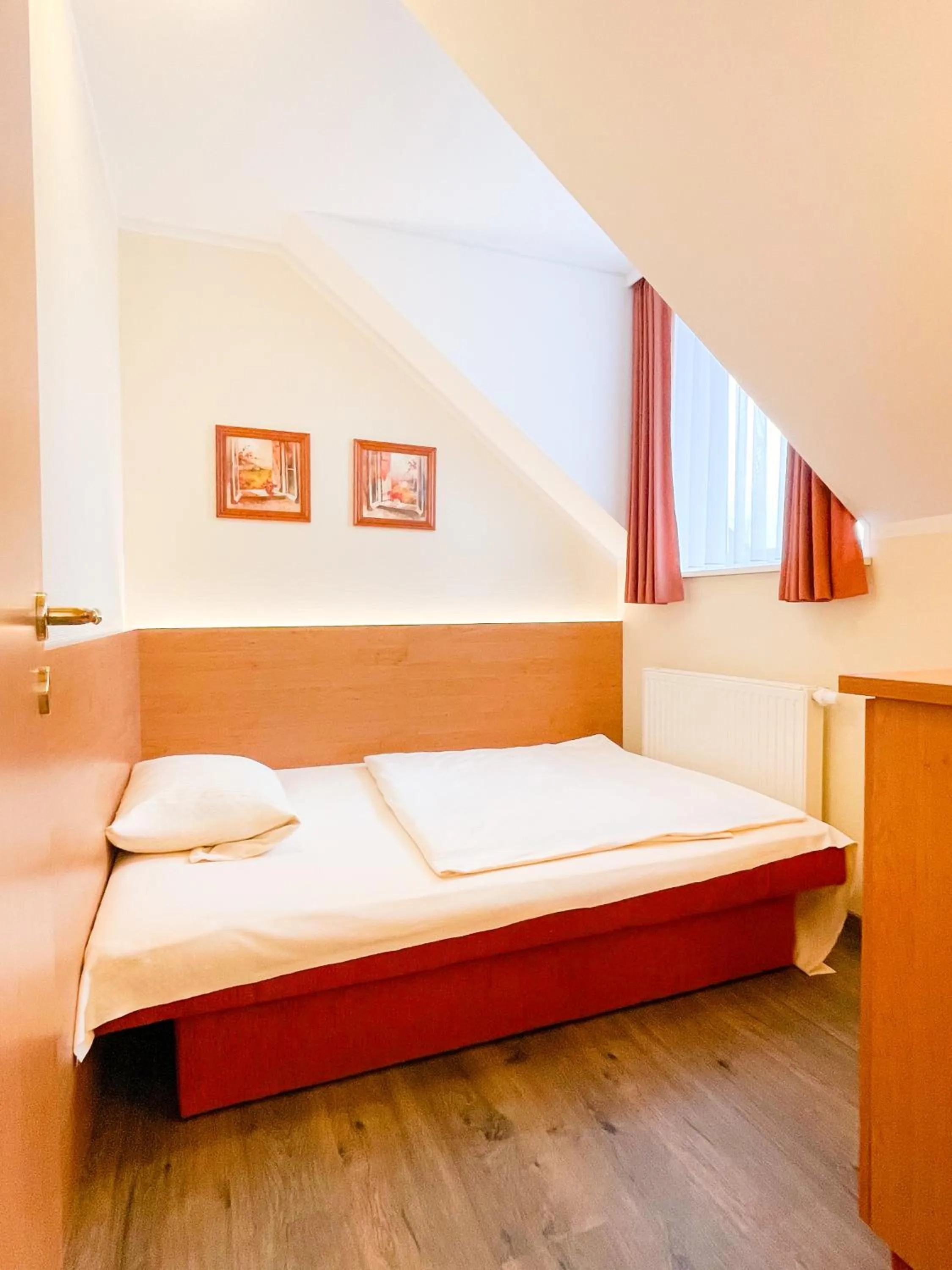 Bed in Hotel Kriemhild am Hirschgarten