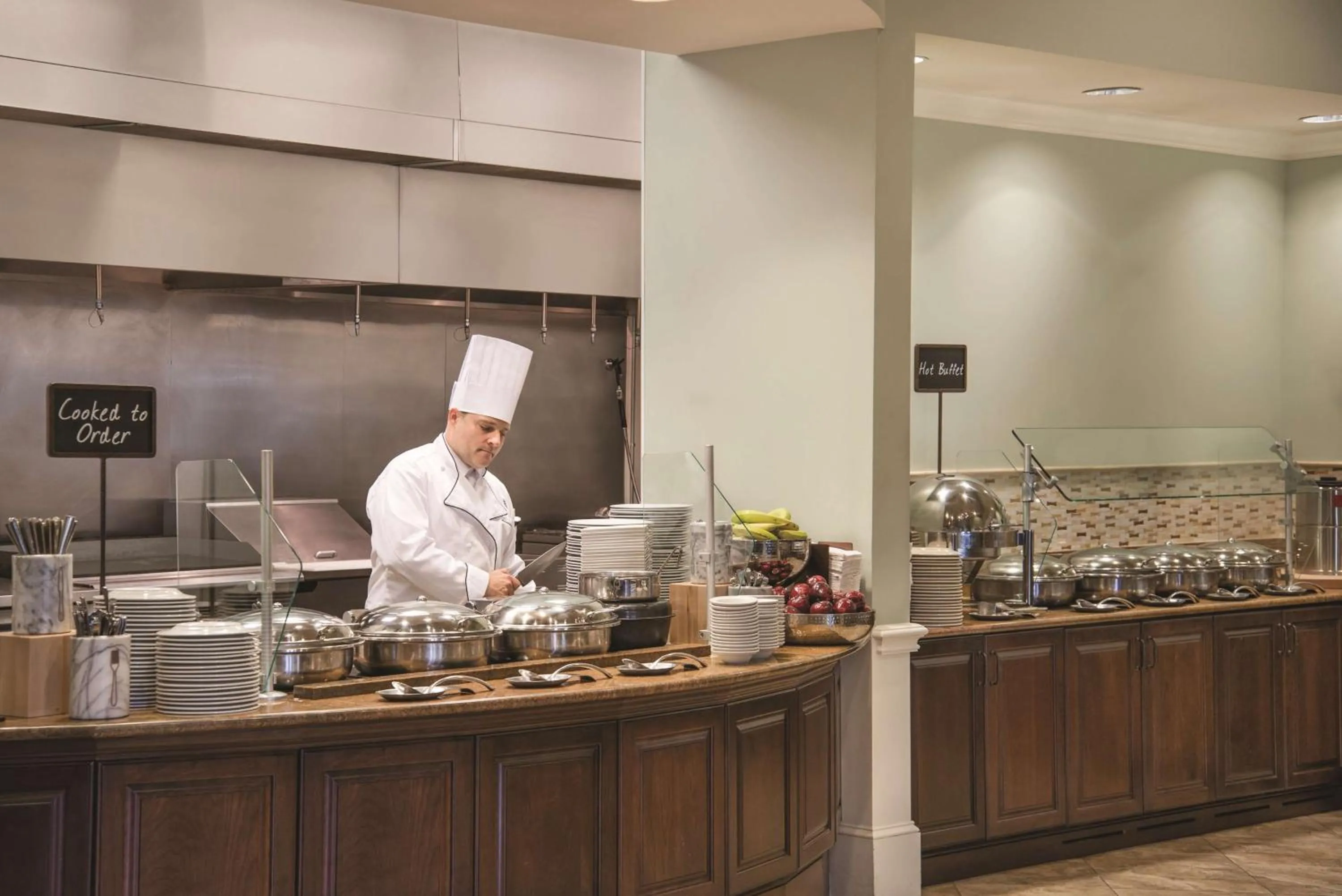 Restaurant/places to eat in Embassy Suites Savannah Historic District