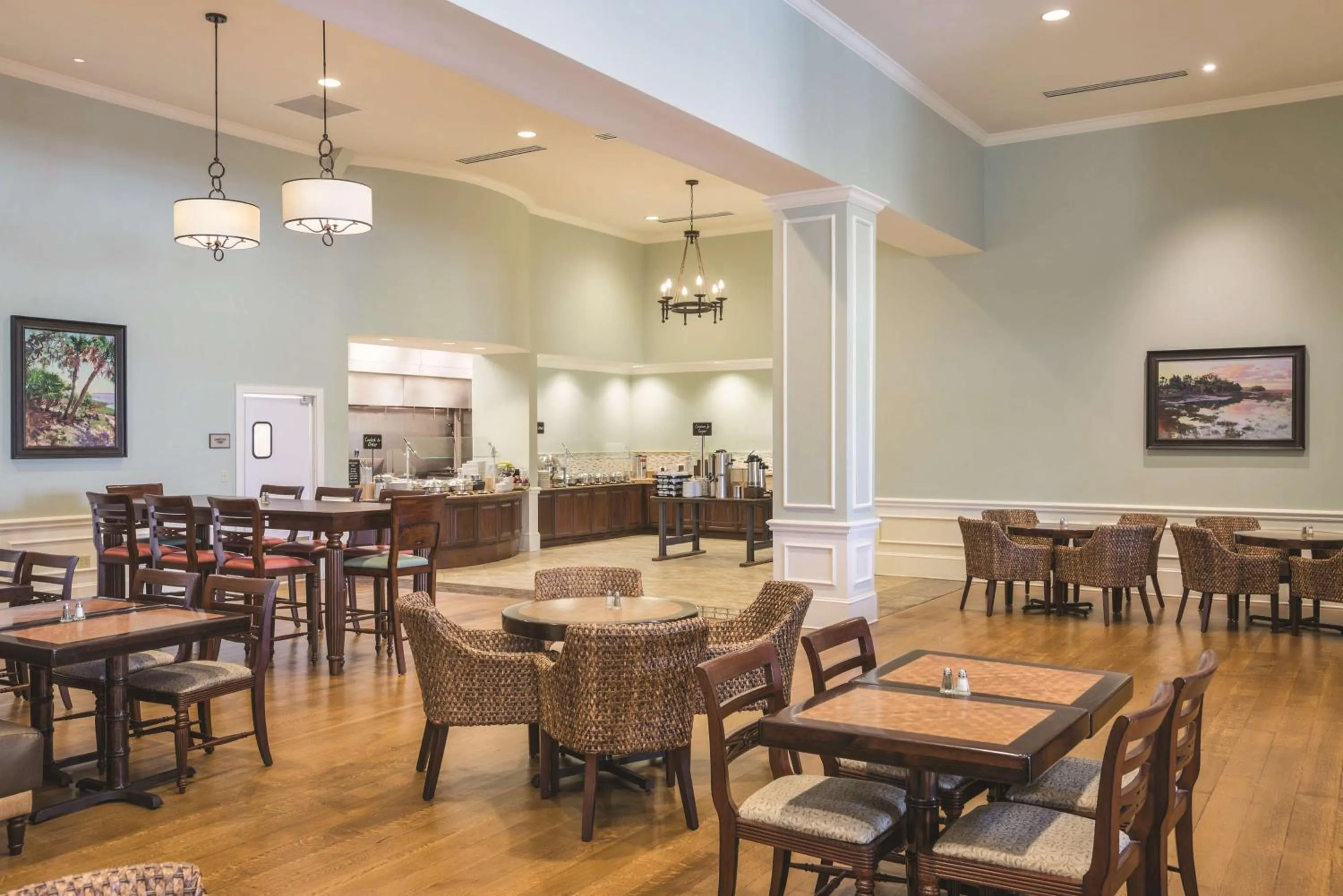 Dining area in Embassy Suites Savannah Historic District