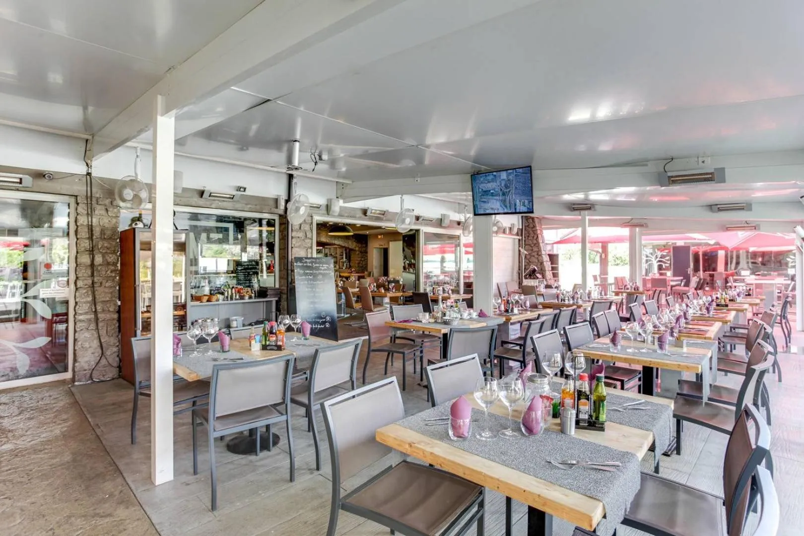 Restaurant/places to eat in Le Mas d'Estello