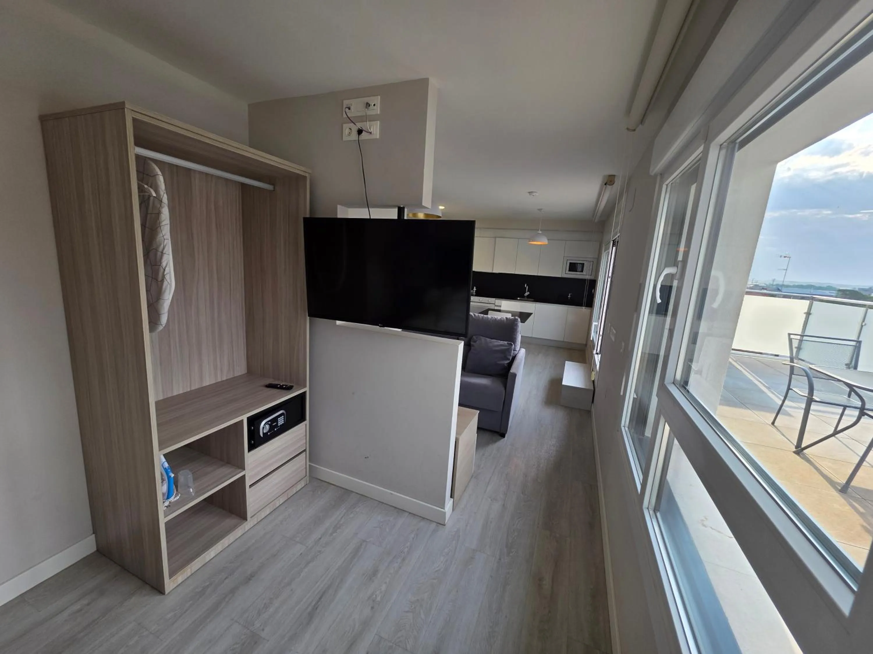 TV and multimedia in Apartahotel Aranda Flex Living