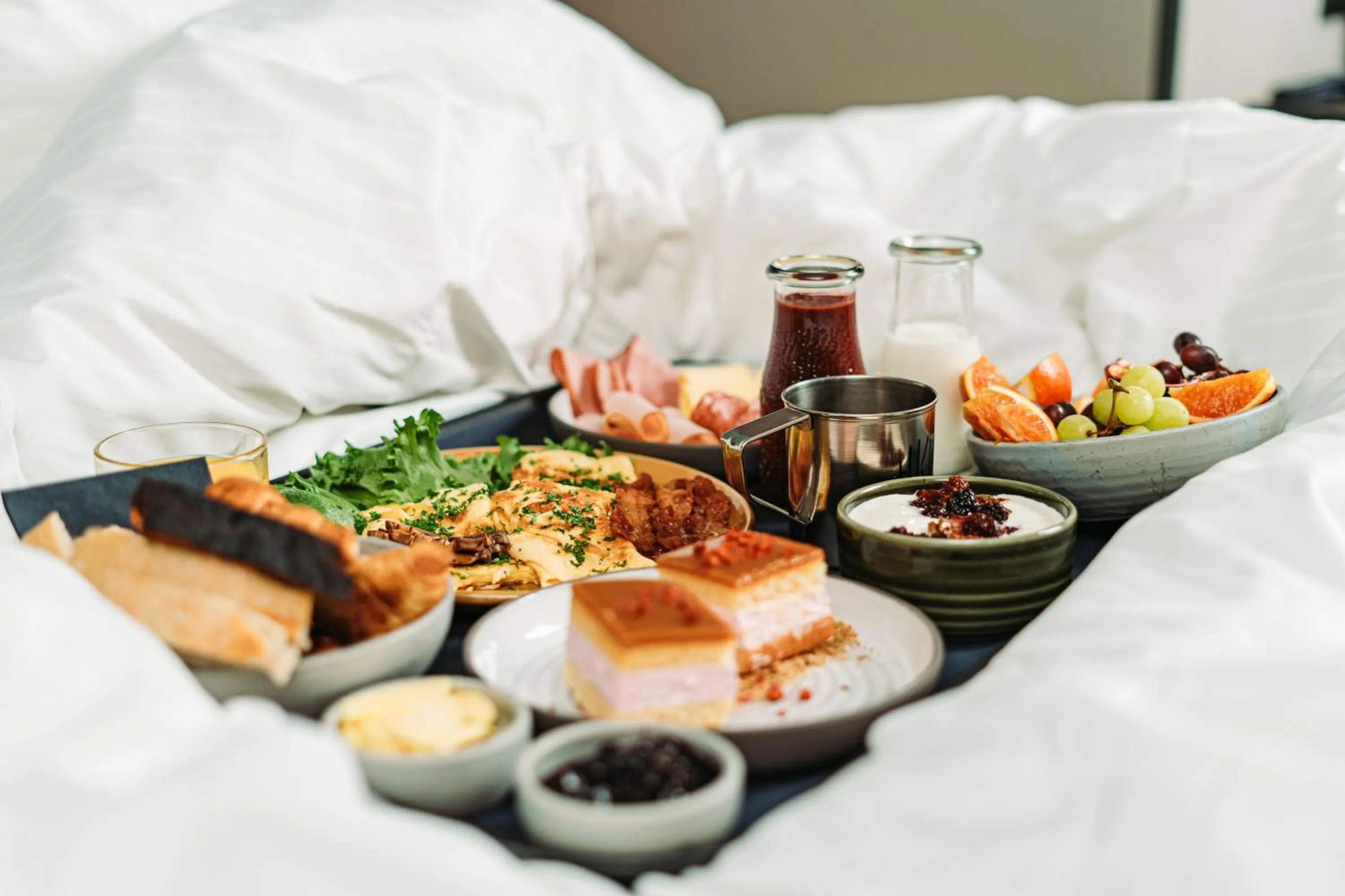 room service, Bed in Hotel Kakola