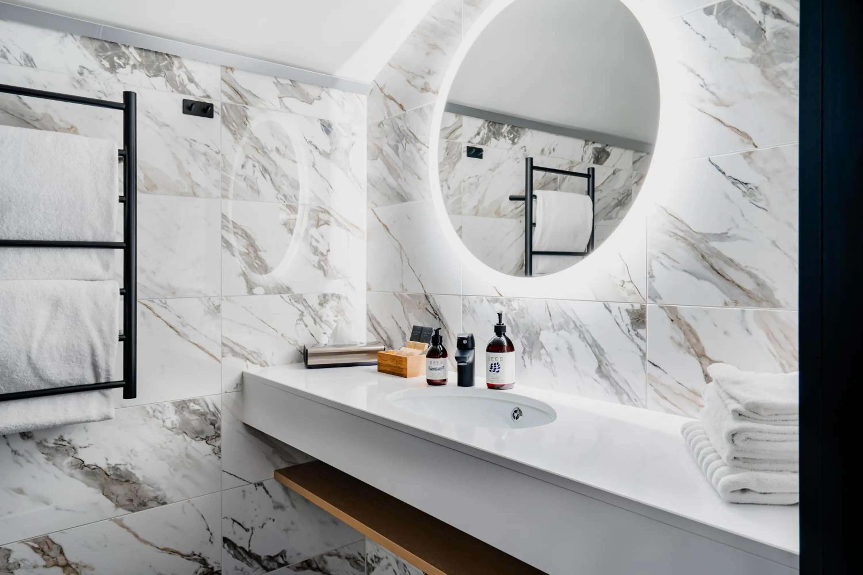 Bathroom, Bed in Hotel Kakola