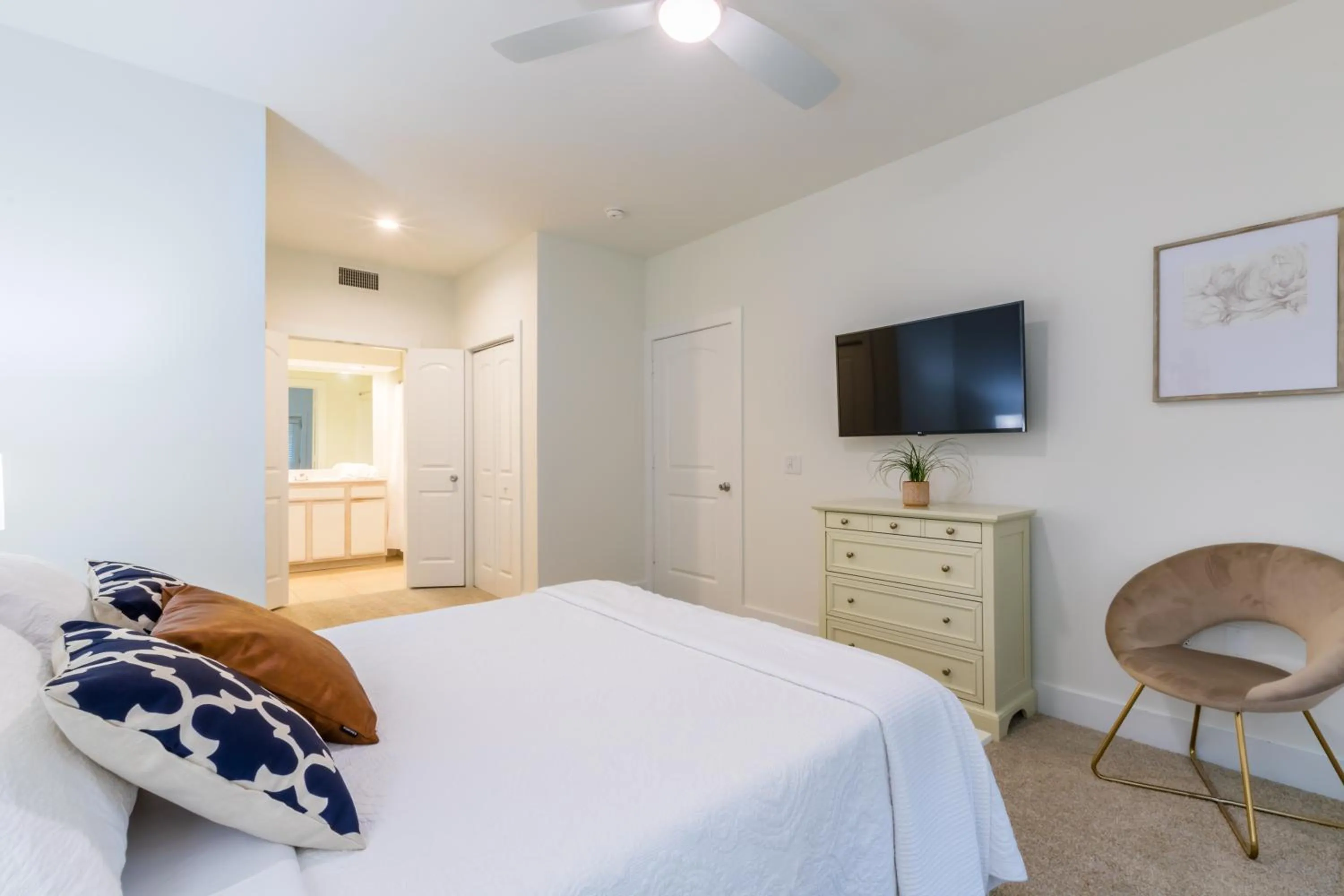 Communal lounge/ TV room, Bed in One Club Gulf Shores