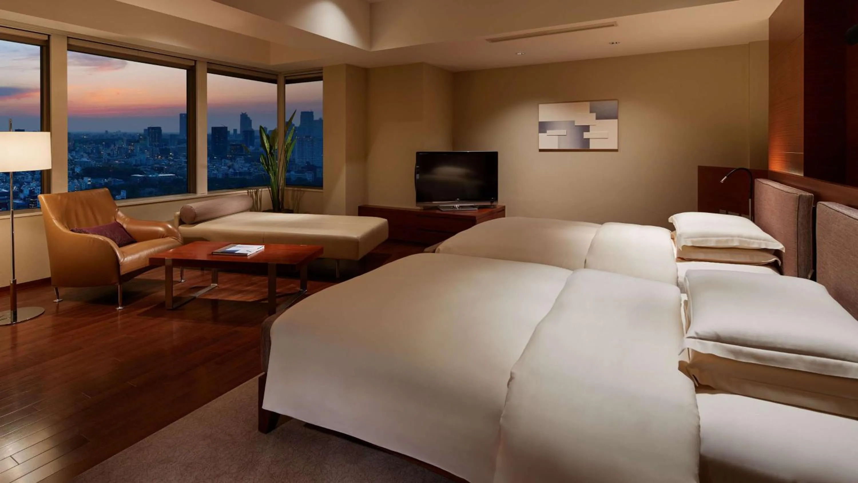 Photo of the whole room, Bed in Grand Hyatt Tokyo