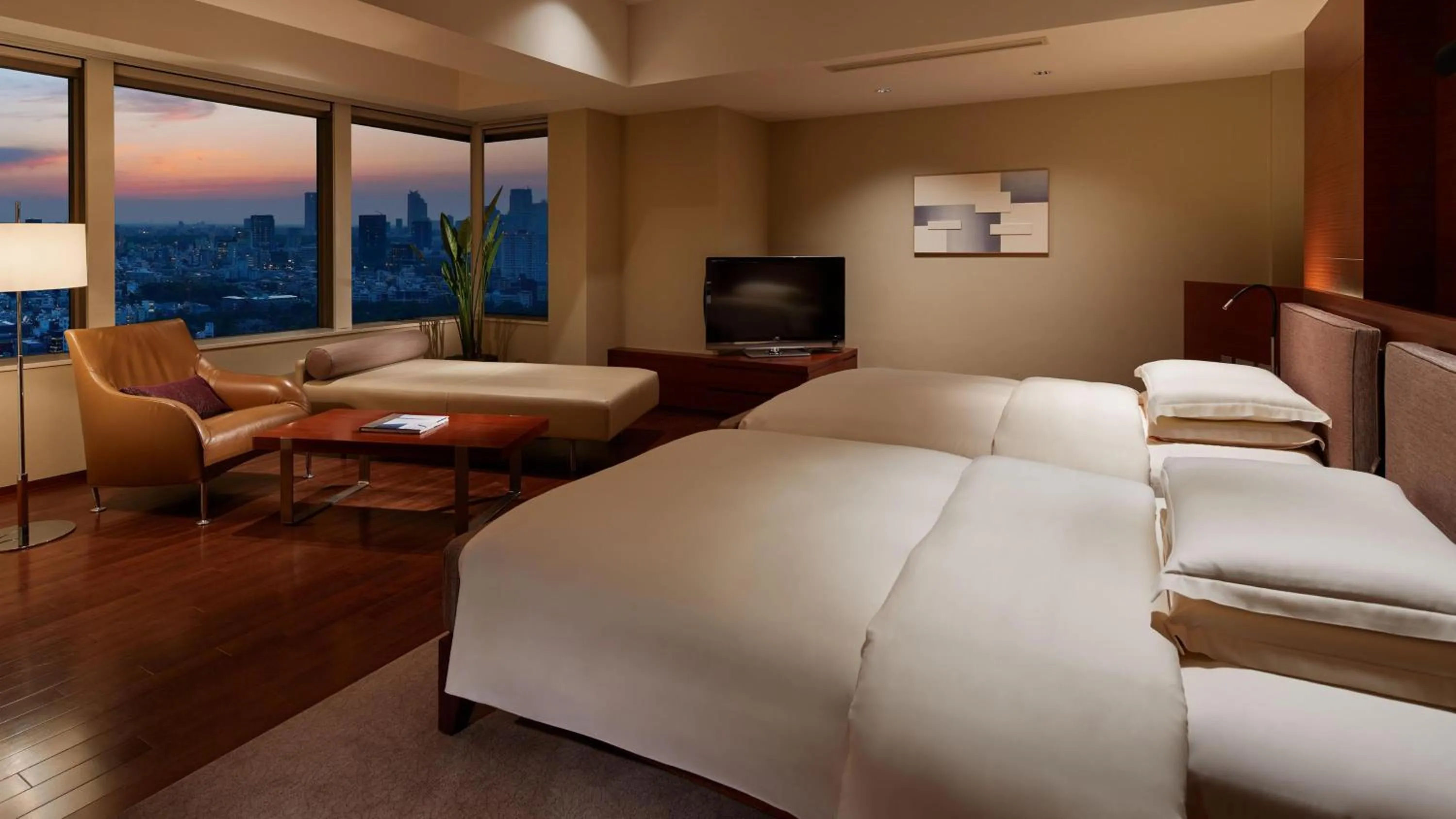 Photo of the whole room, Bed in Grand Hyatt Tokyo